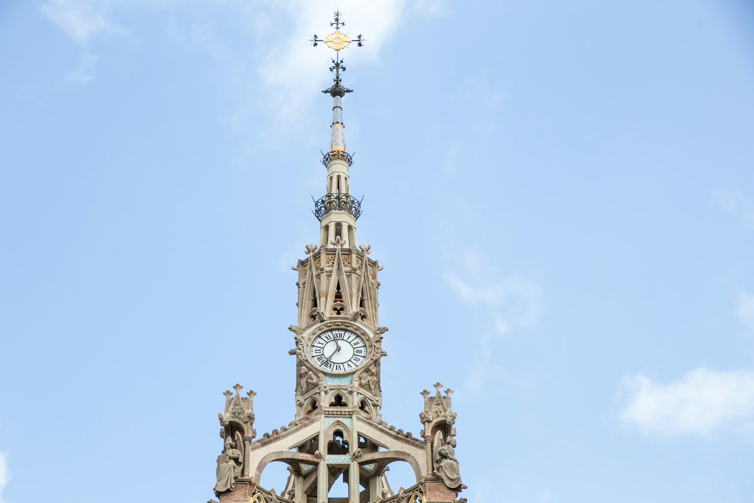 Bella guglia dell'orologio contro un cielo blu