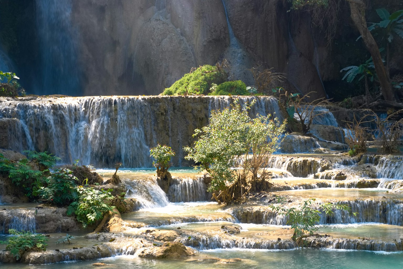 Phong cảnh thiên nhiên với thác nước đẹp và cây cối xanh tươi
