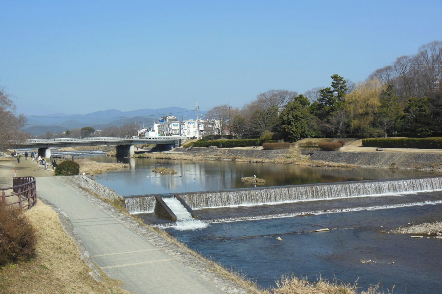 風景如畫的河流與步道和橋