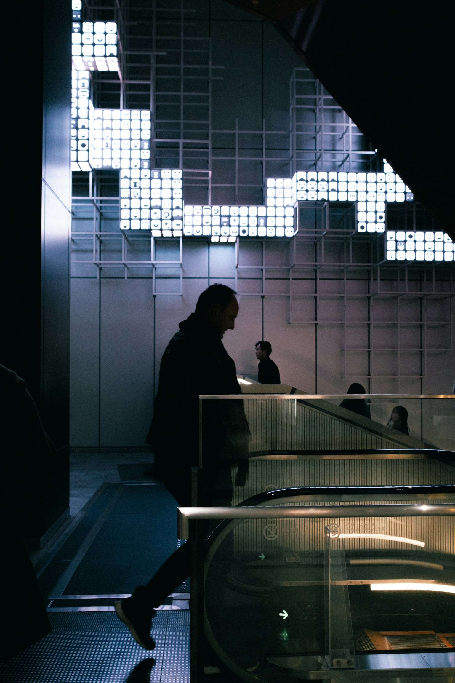 Silhouette d'une personne dans un espace sombre avec des éléments de design futuriste