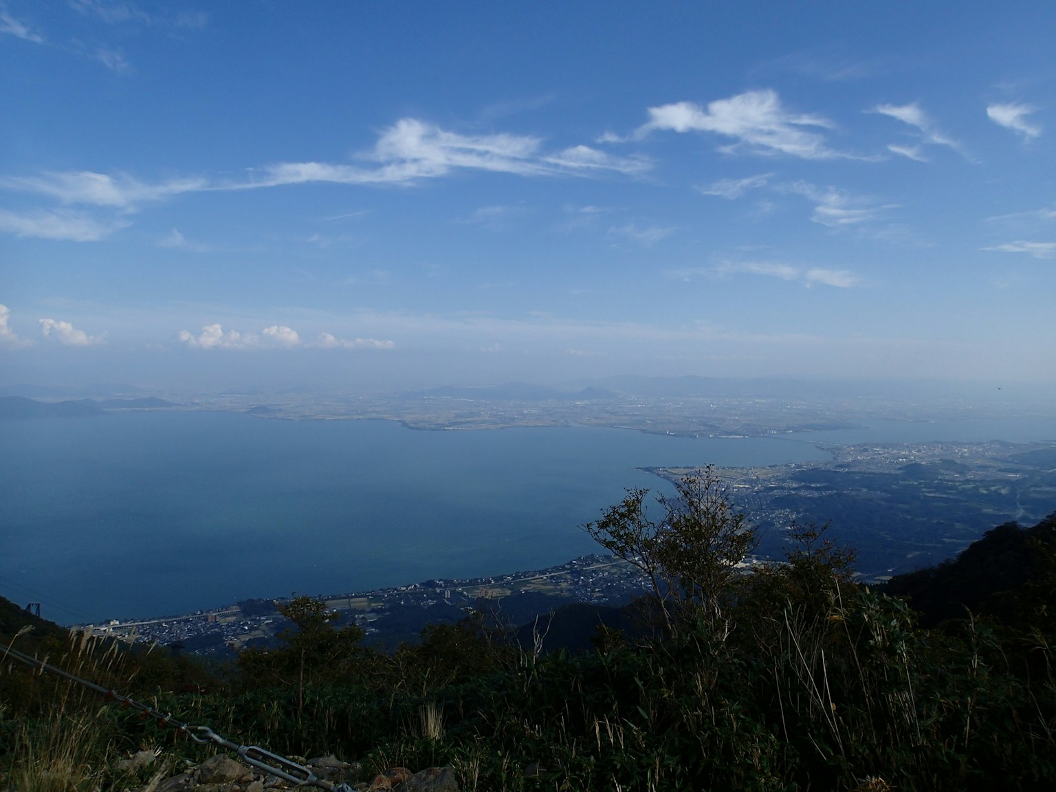 从山顶俯瞰的蓝色海洋和天空的全景