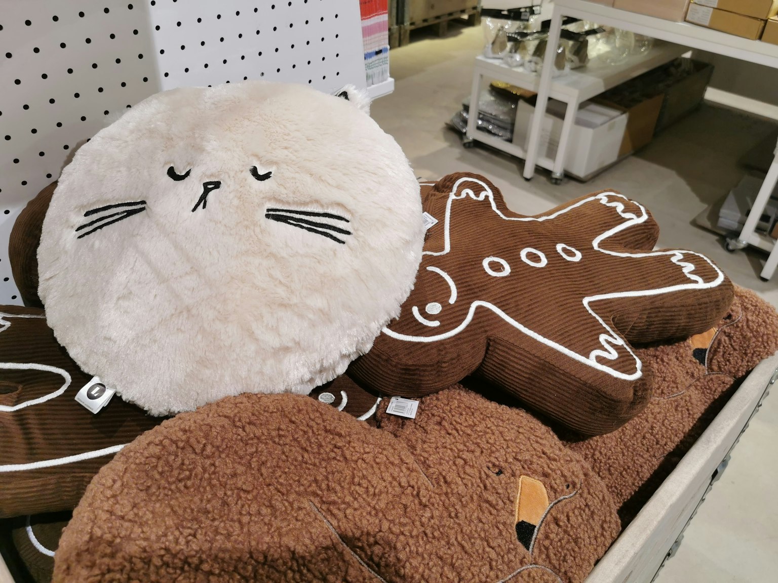 Bantal berbentuk hewan lucu ditumpuk bersama