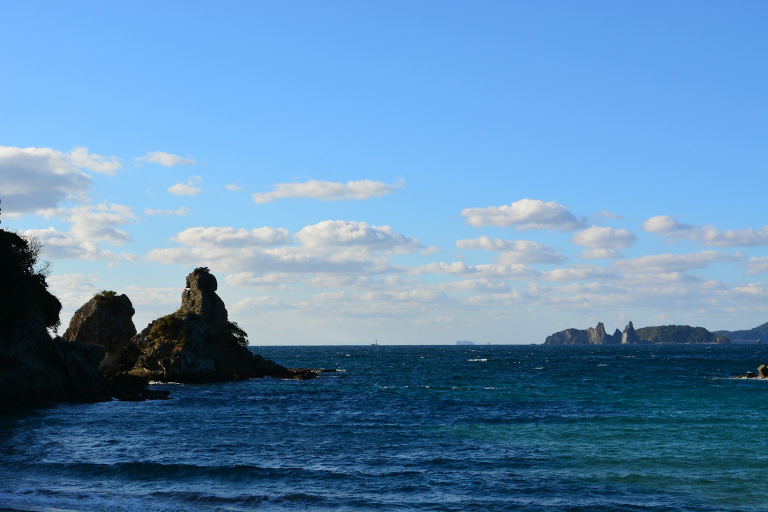 青い海と空の下にある岩の風景