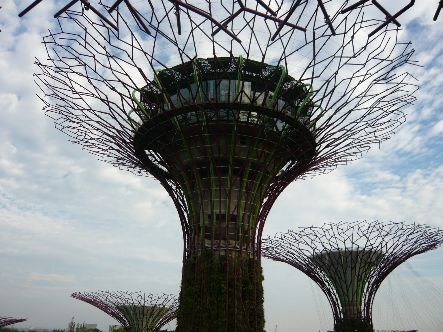 Nahaufnahme der SuperTree-Strukturen im Gardens by the Bay in Singapur