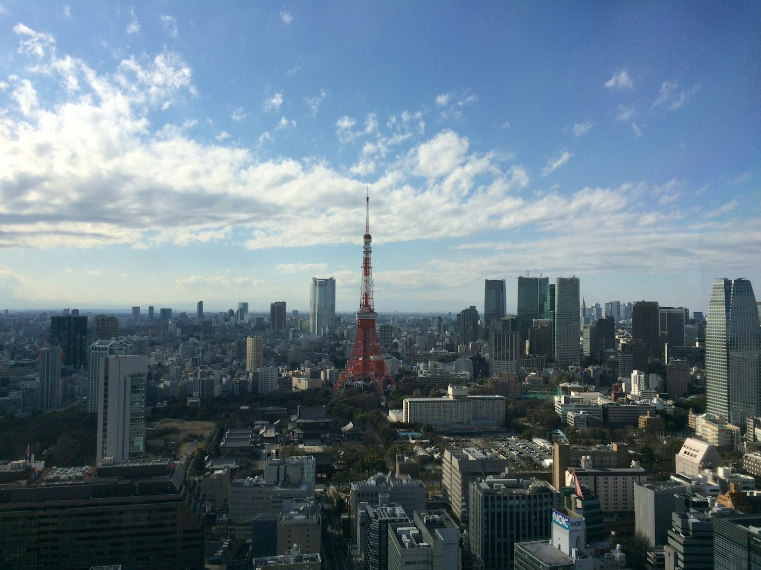 東京塔在藍天和雲朵下的城市景觀
