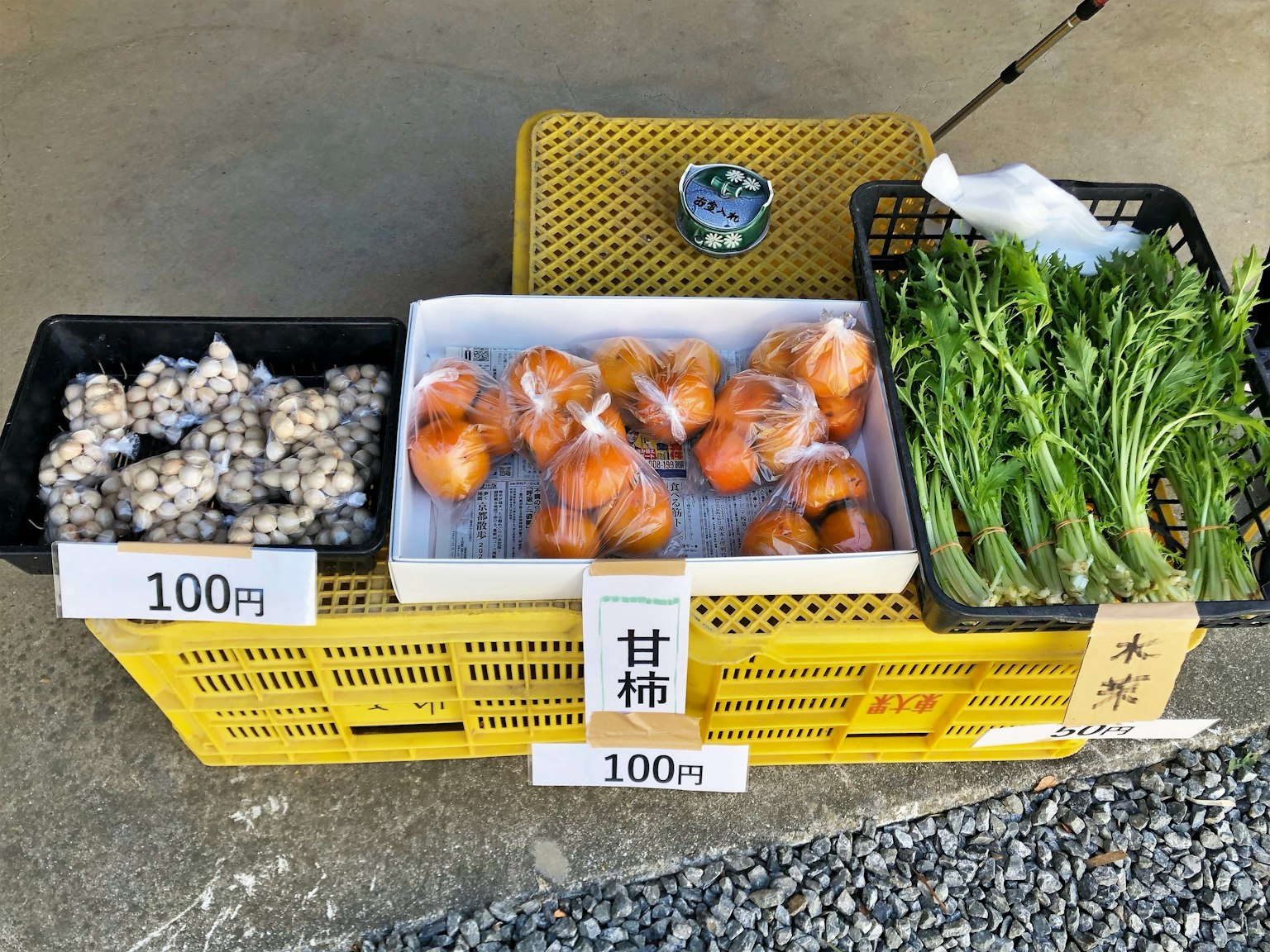 การจัดแสดงผักและผลไม้สดที่ตลาด