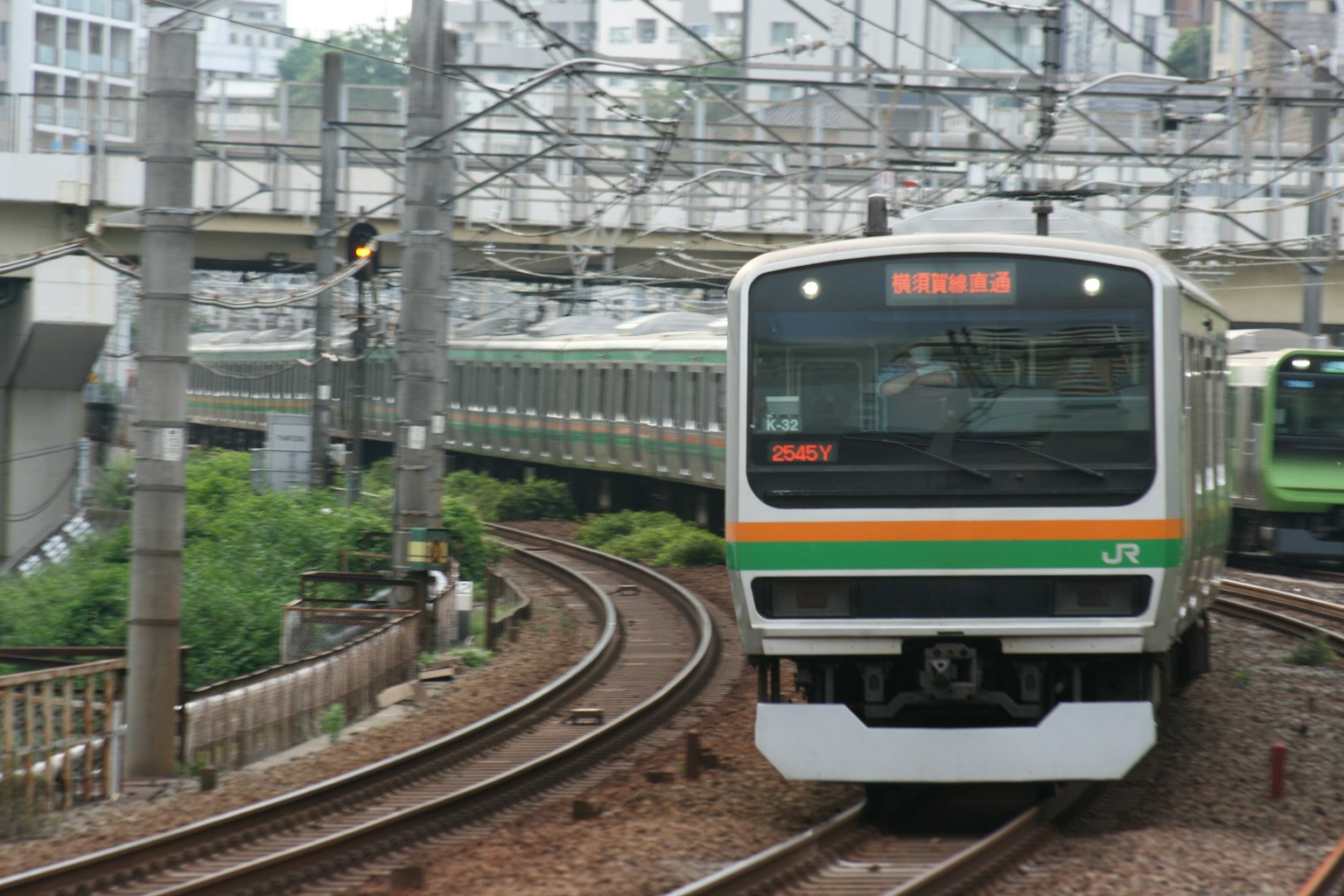 Tampilan depan kereta Jepang di rel melengkung