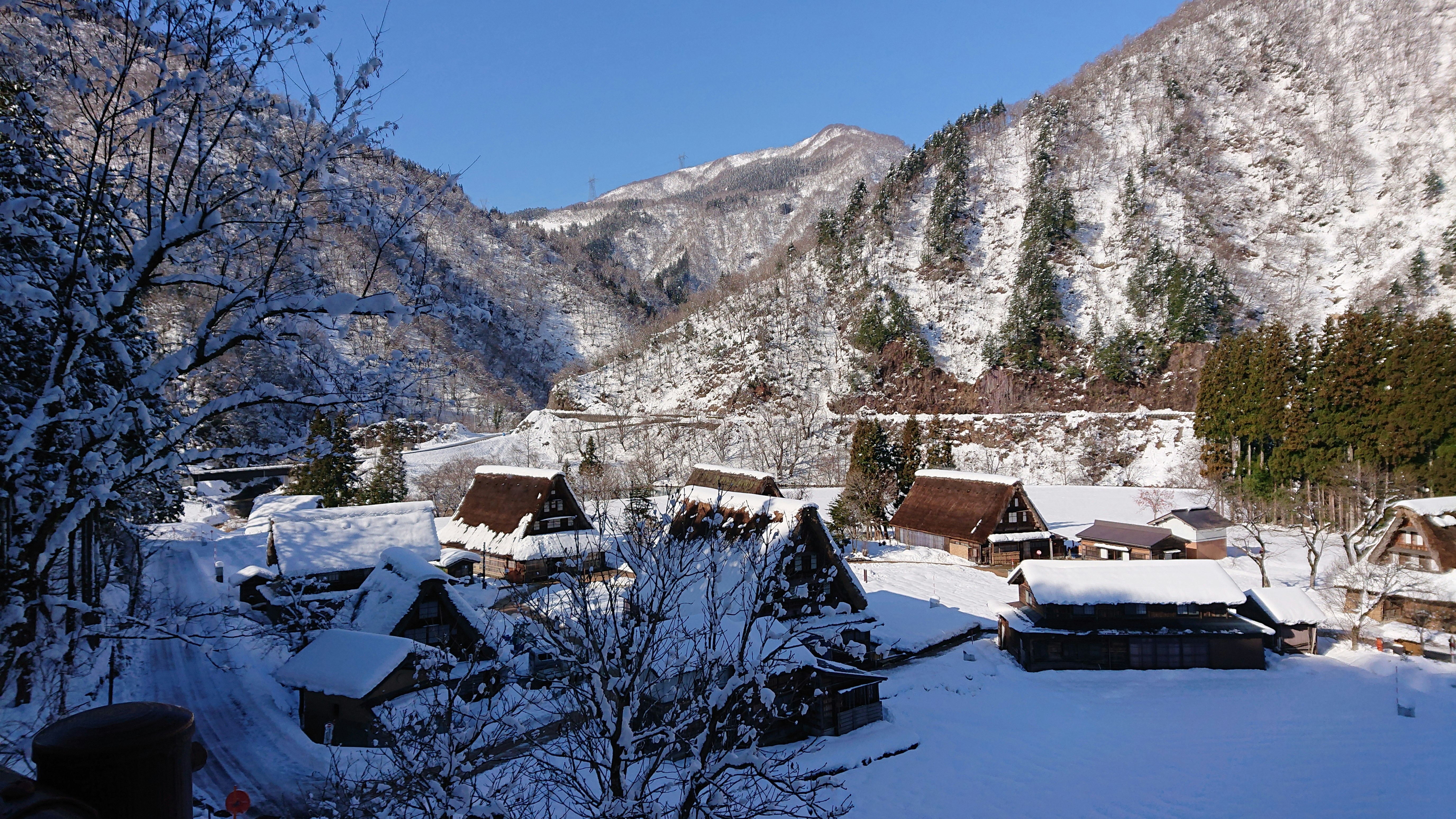 雪覆盖的山间村庄与房屋及周围山峰