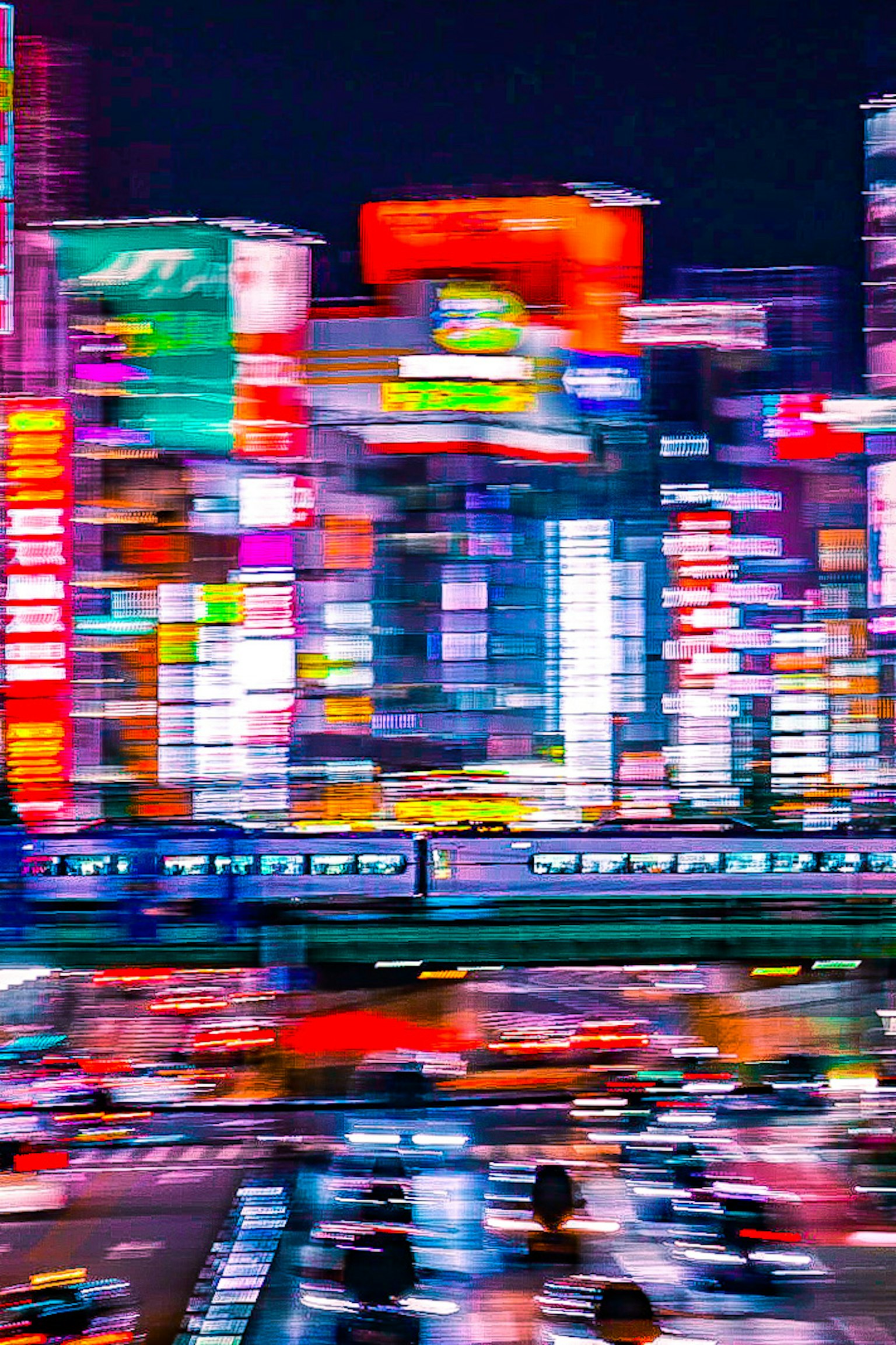 Vivace panorama notturno di Tokyo con insegne al neon colorate