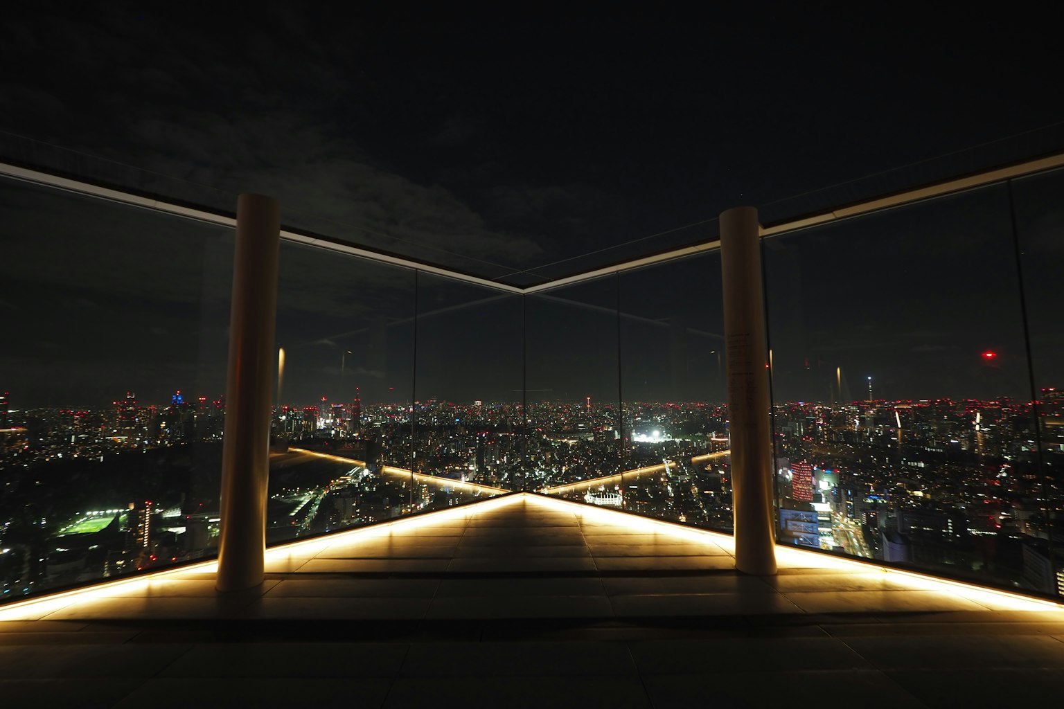 Plateforme d'observation avec vue sur la ville la nuit
