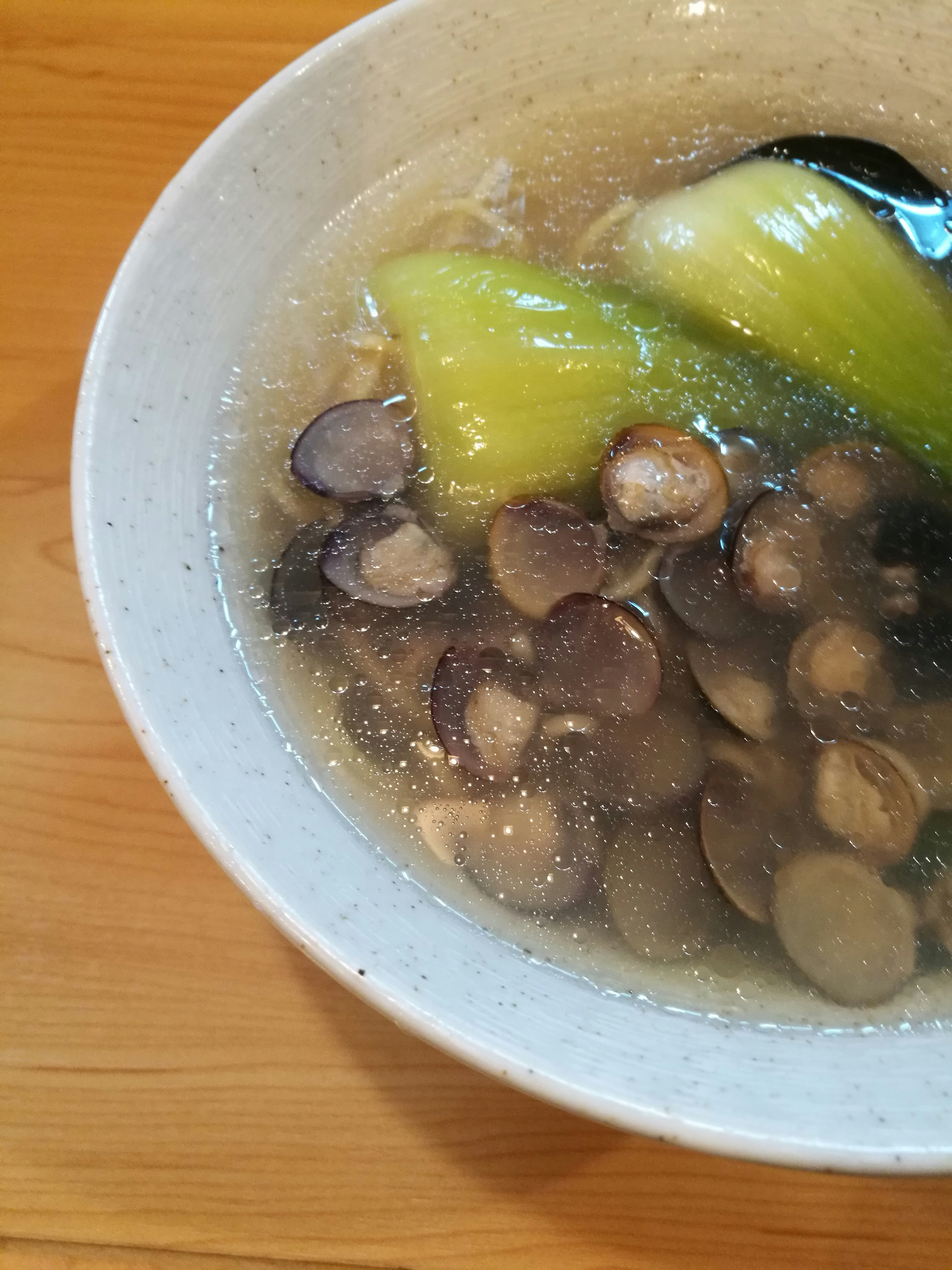 碗裝湯品，配青色食材與肉丸