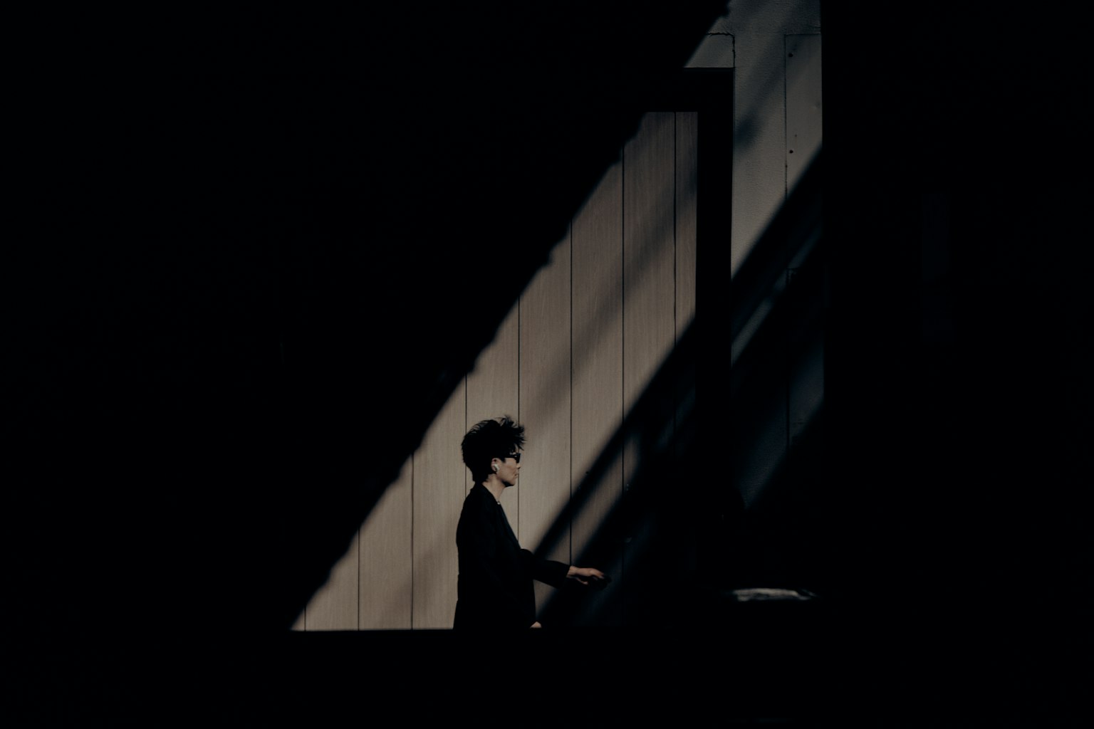 Silhouette d'une personne jouant du piano sur fond sombre