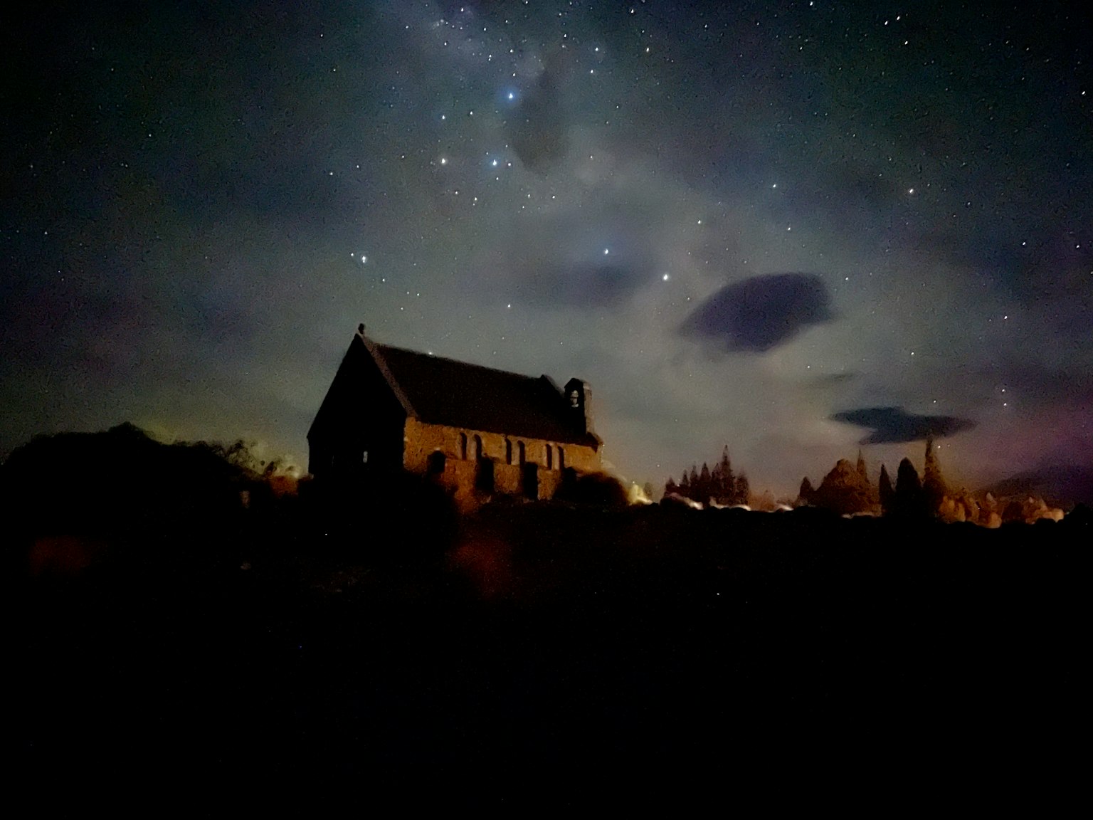 Silhouette di una vecchia casa sotto un cielo stellato