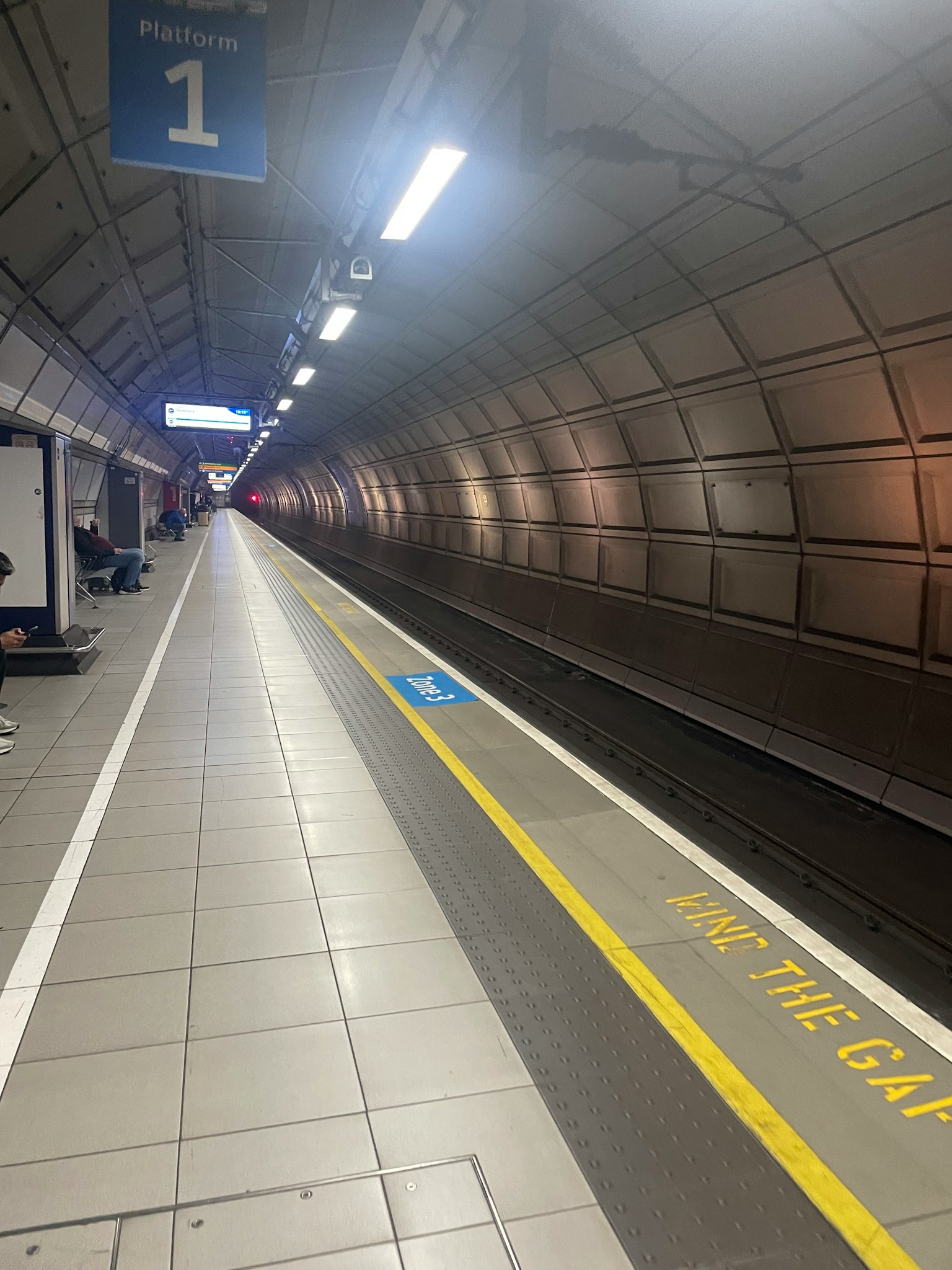 Blick auf Plattform 1 der U-Bahn mit einer langen Plattform und sichtbaren Gleisen