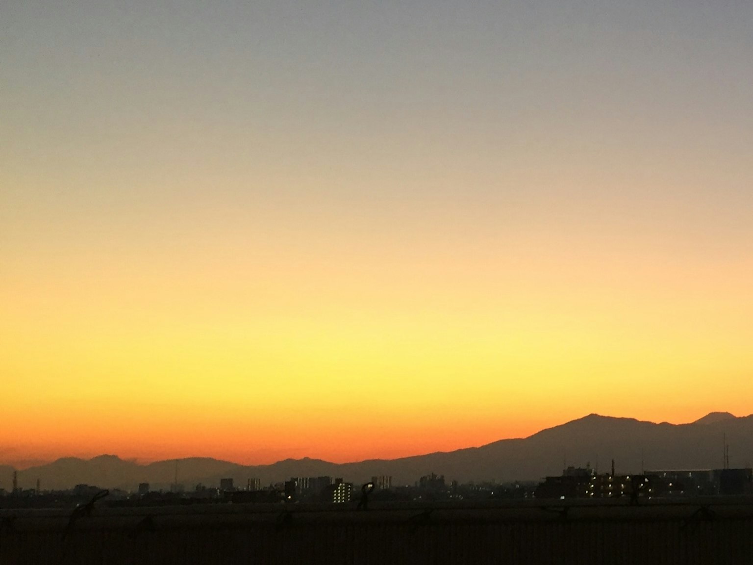 Sonnenuntergangshimmel mit Bergen im Hintergrund