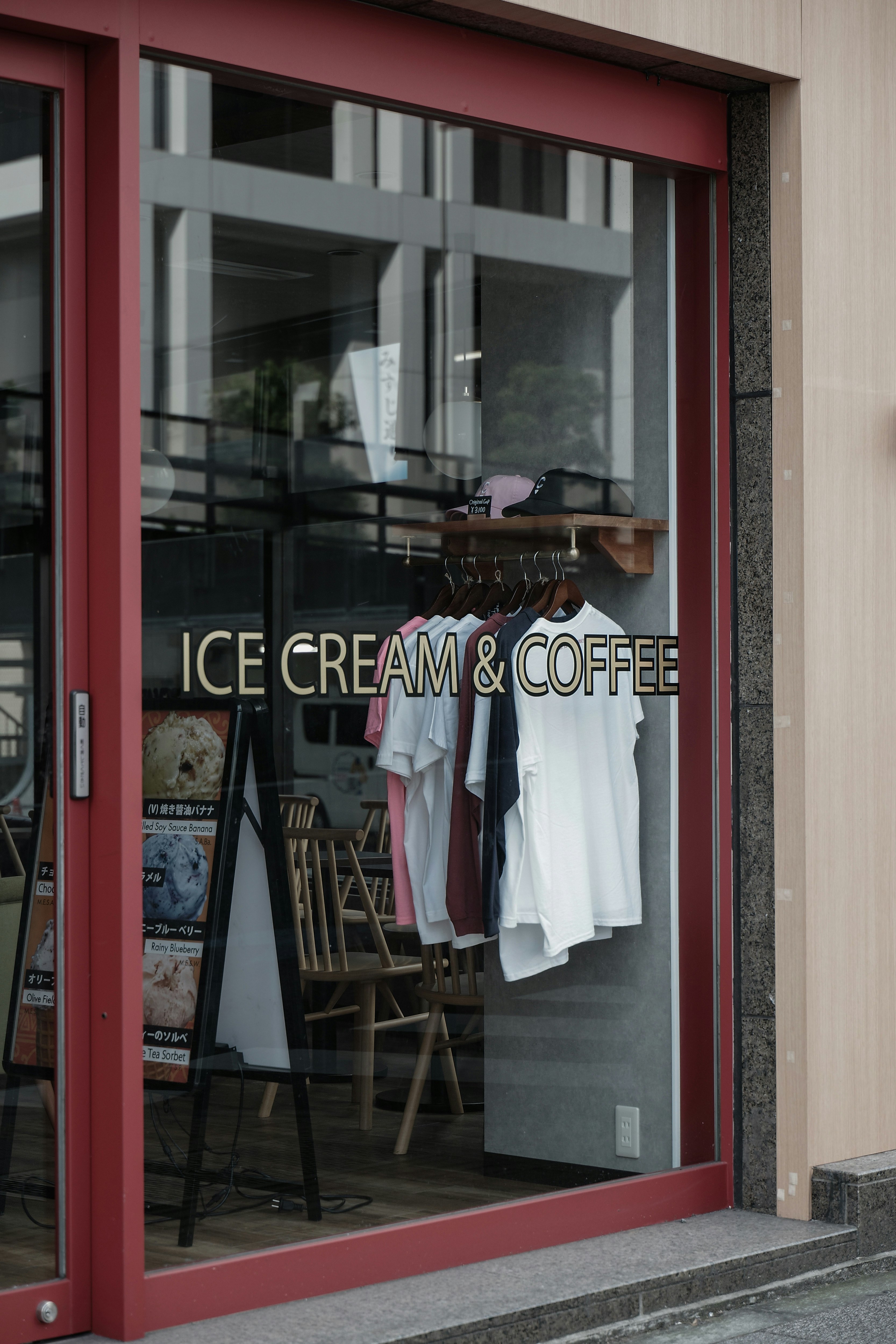 「ICE CREAM & COFFEE」の看板がある店先のウィンドウディスプレイ