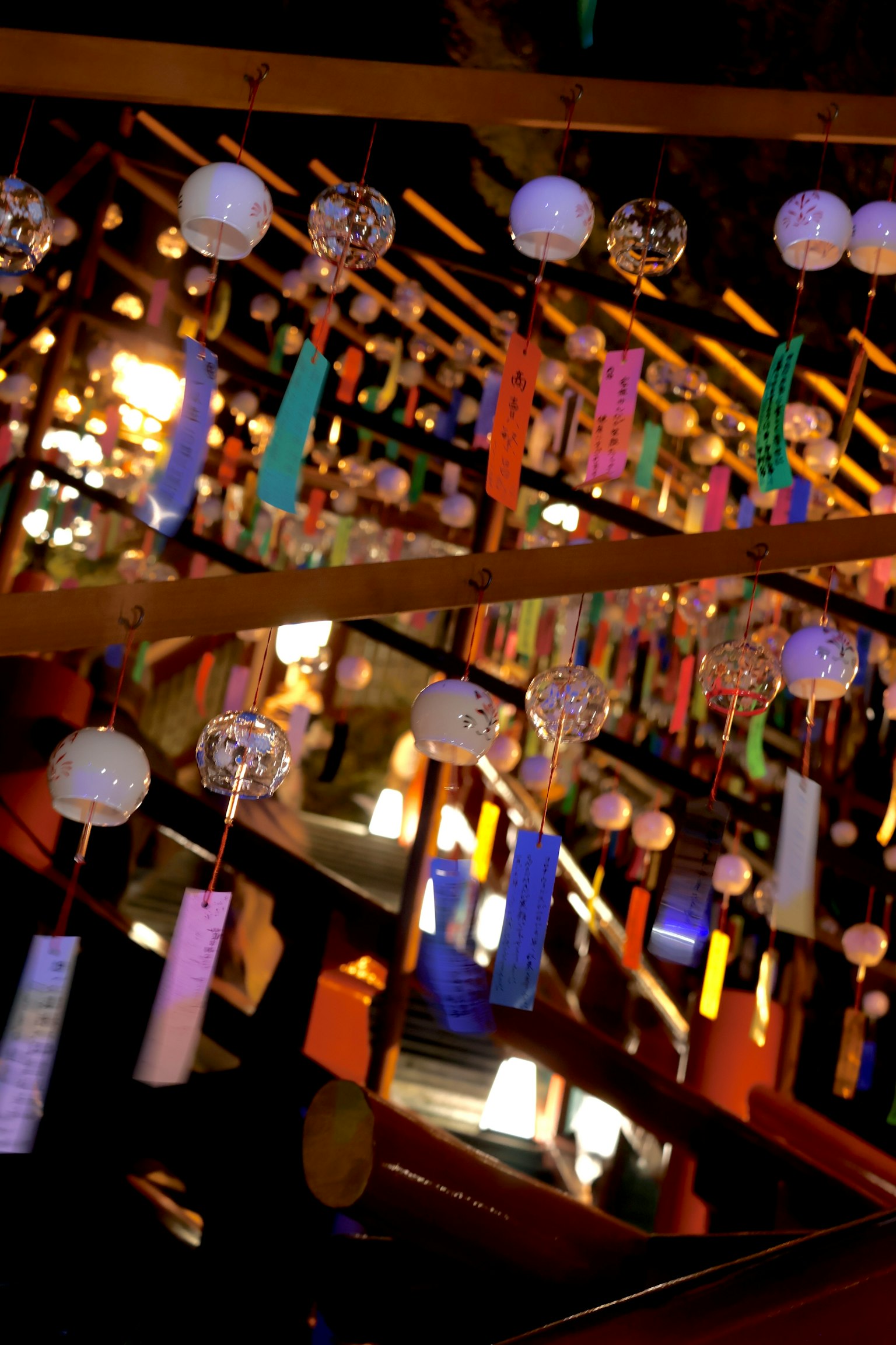 Bandes de papier colorées et carillons éoliens suspendus dans une décoration japonaise traditionnelle