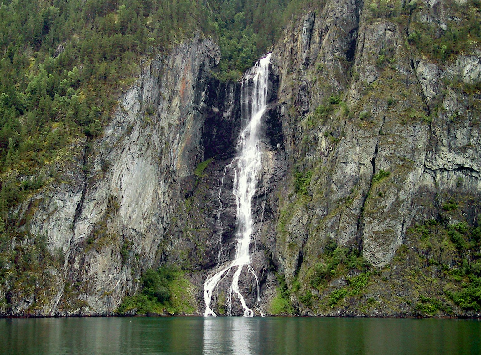 Una bella cascata che scende da una scogliera rocciosa