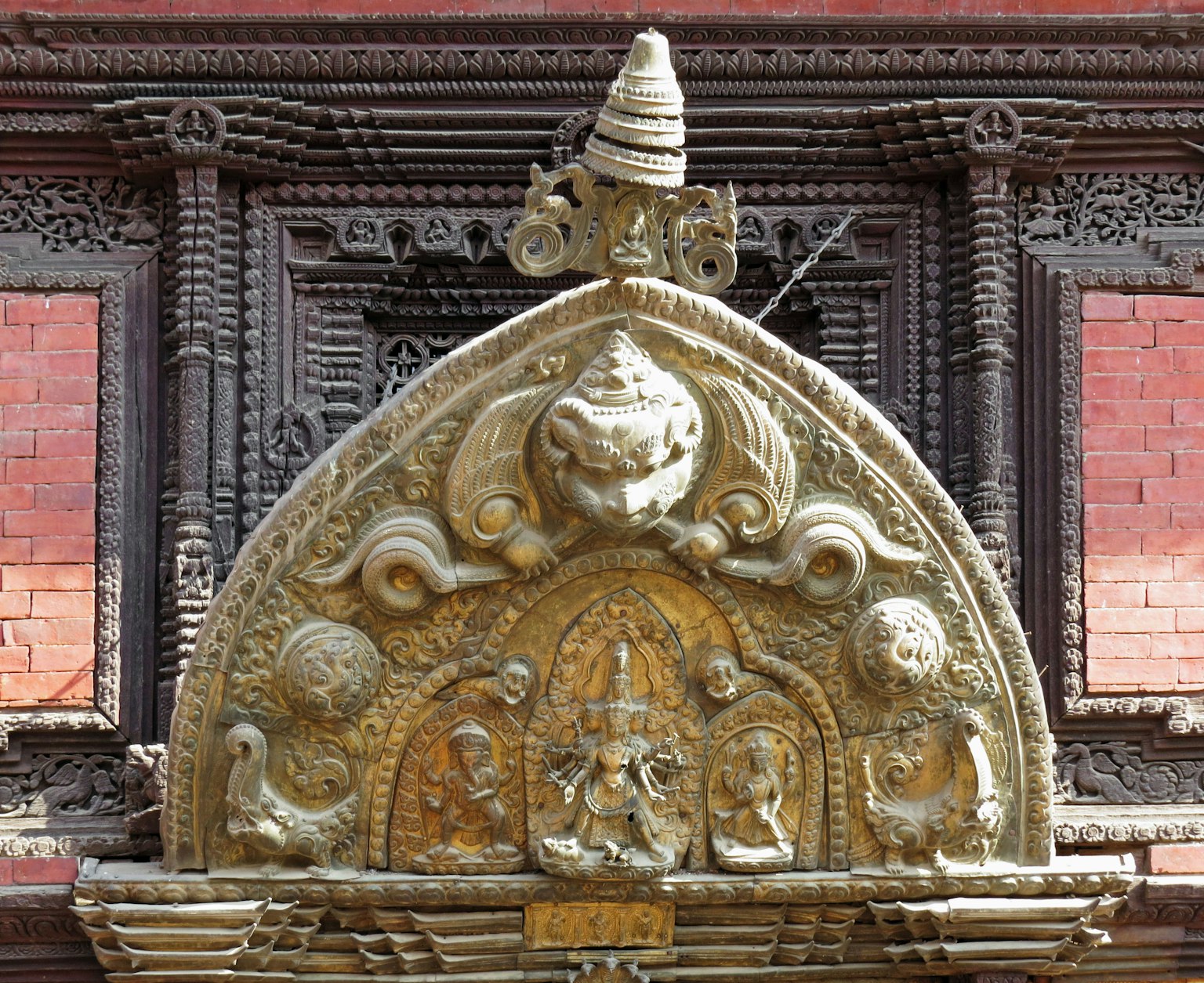 Scultura in pietra decorativa e simboli sacri sulla parte superiore di un edificio