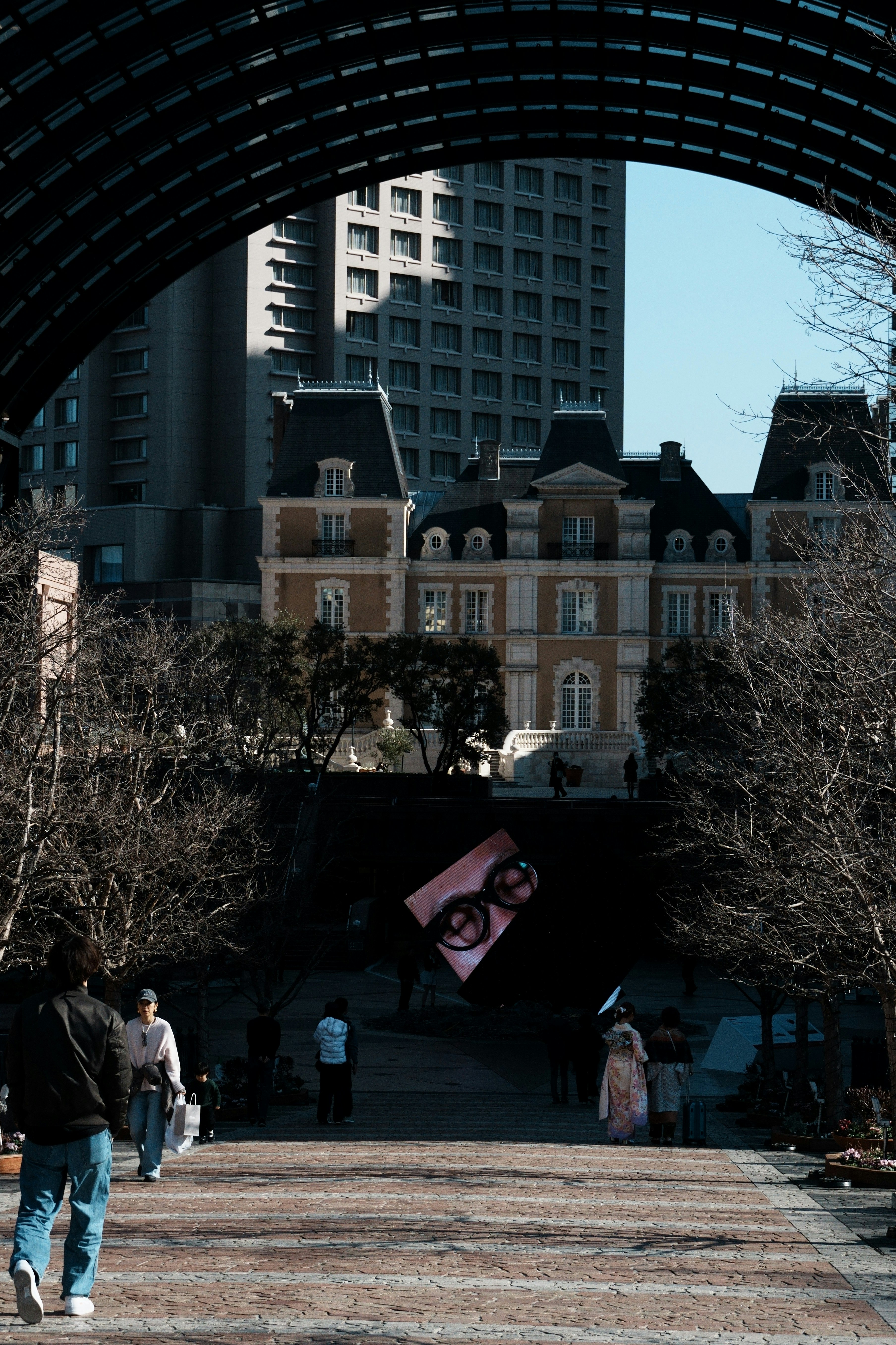 現代的な建物と歴史的な建物が共存する都市の風景