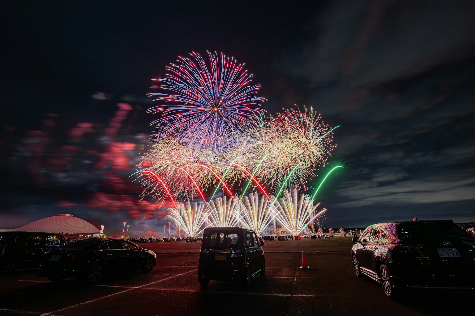 Spectacle de feux d'artifice colorés dans le ciel nocturne avec des couleurs vives