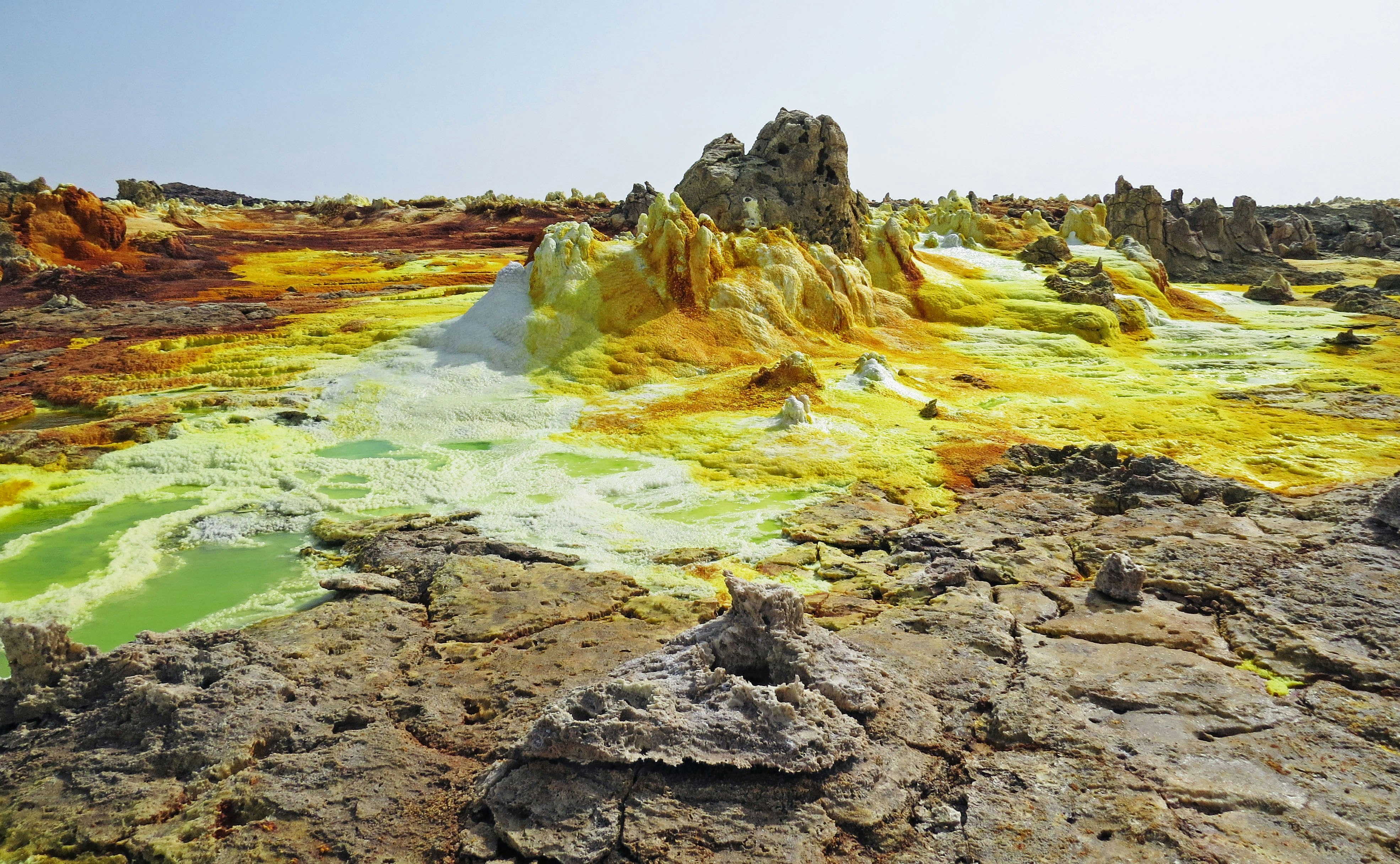 火山岩地貌與冒著蒸汽的地熱景觀
