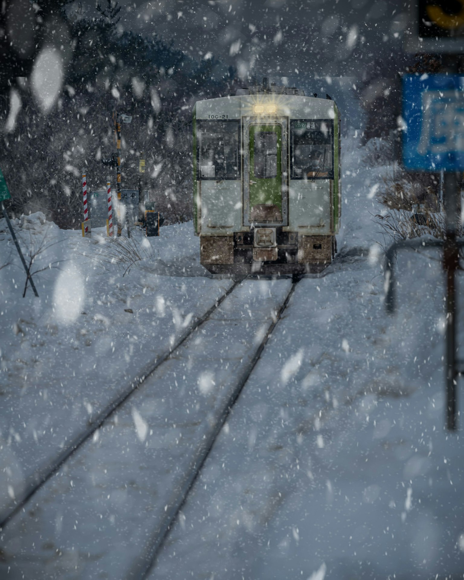 Tren acercándose en una fuerte nevada con copos de nieve cayendo