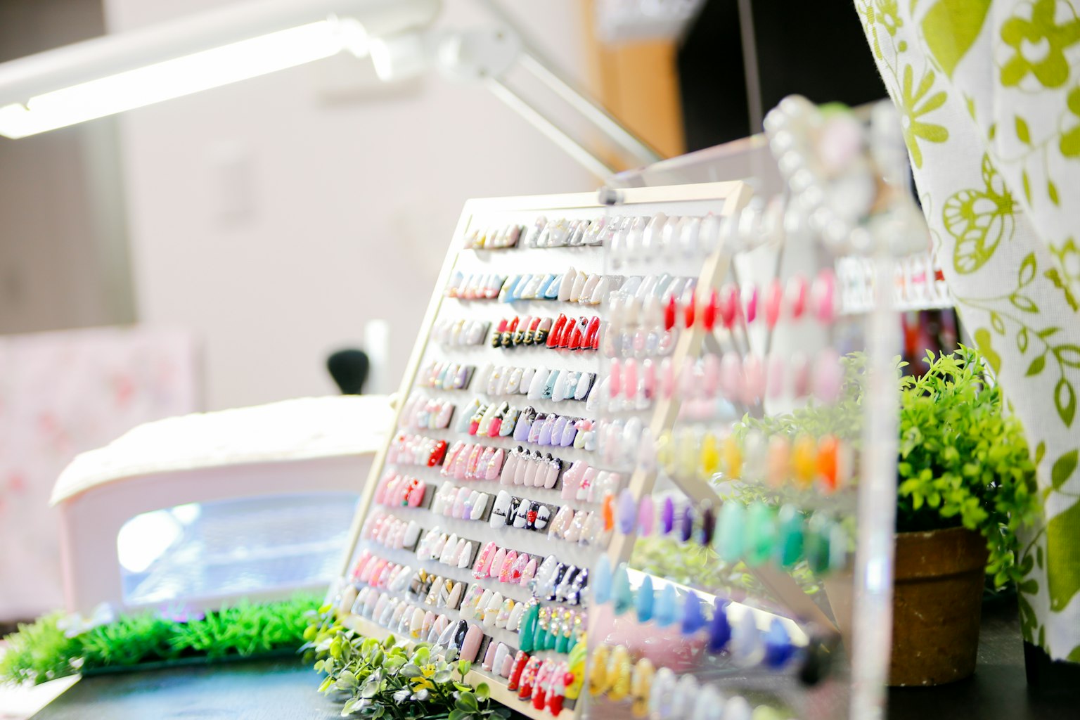 Tabella colori di smalti per unghie esposta con una varietà di tonalità
