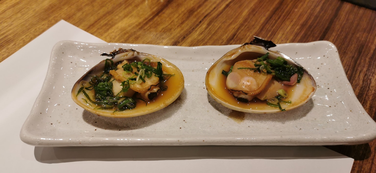 兩個新鮮海鮮菜餚盛在貝殼裡