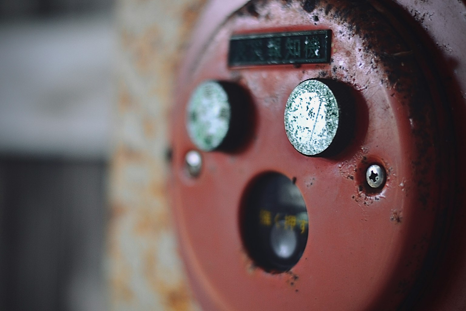 Gros plan sur un compteur rouge avec des cadrans argentés et une ouverture circulaire