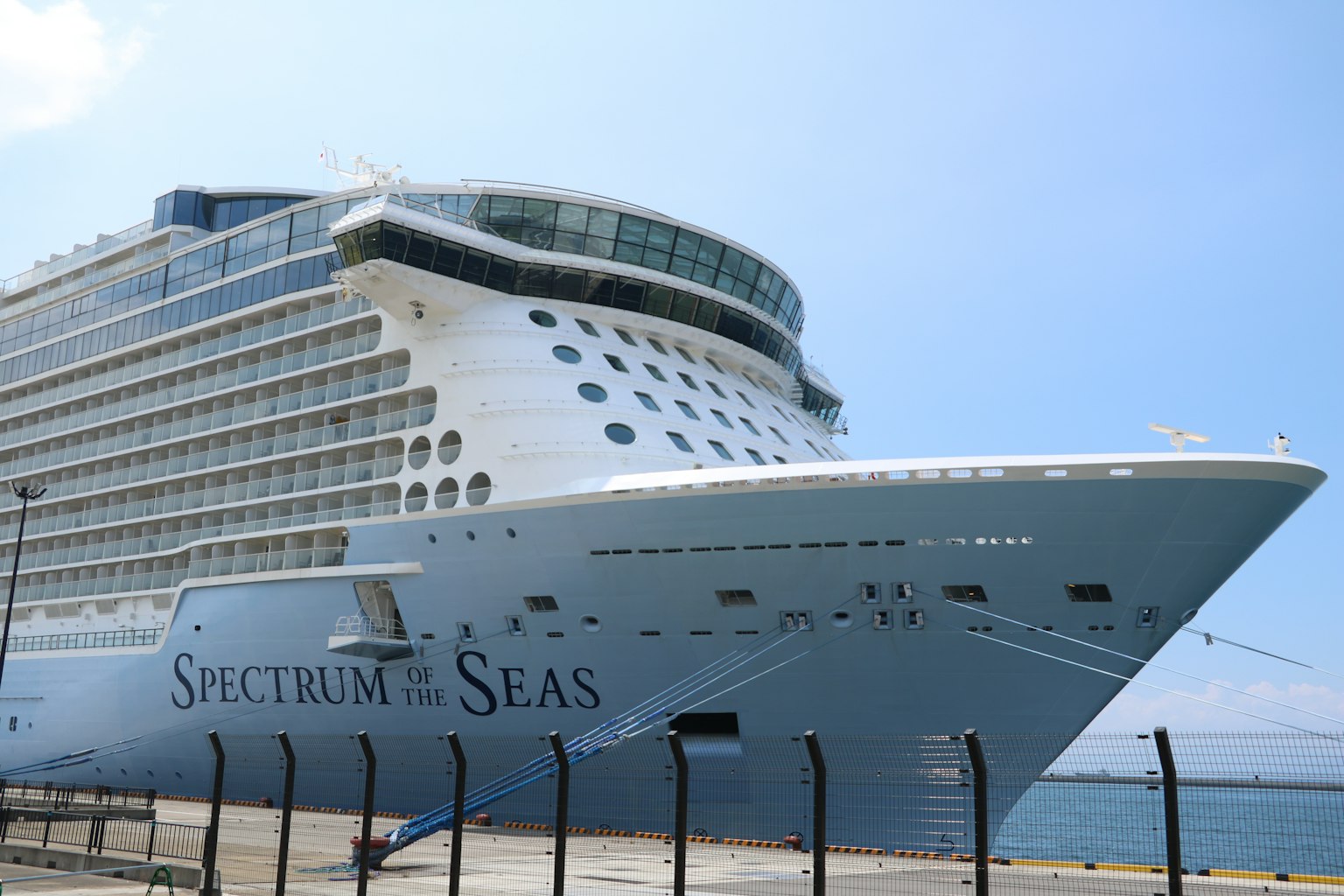 Kapal pesiar Spectrum of the Seas berlabuh di pelabuhan