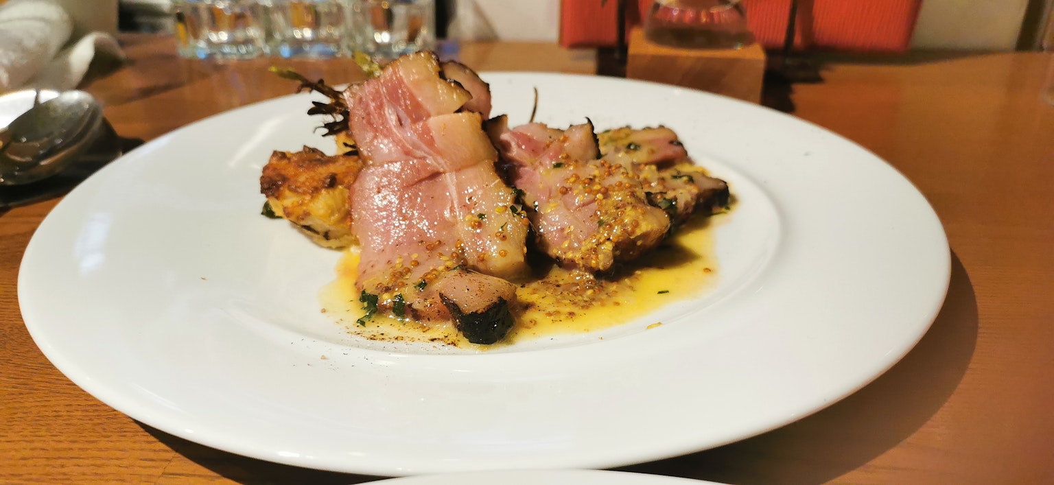 Đĩa món thịt cuộn bacon và rau nướng