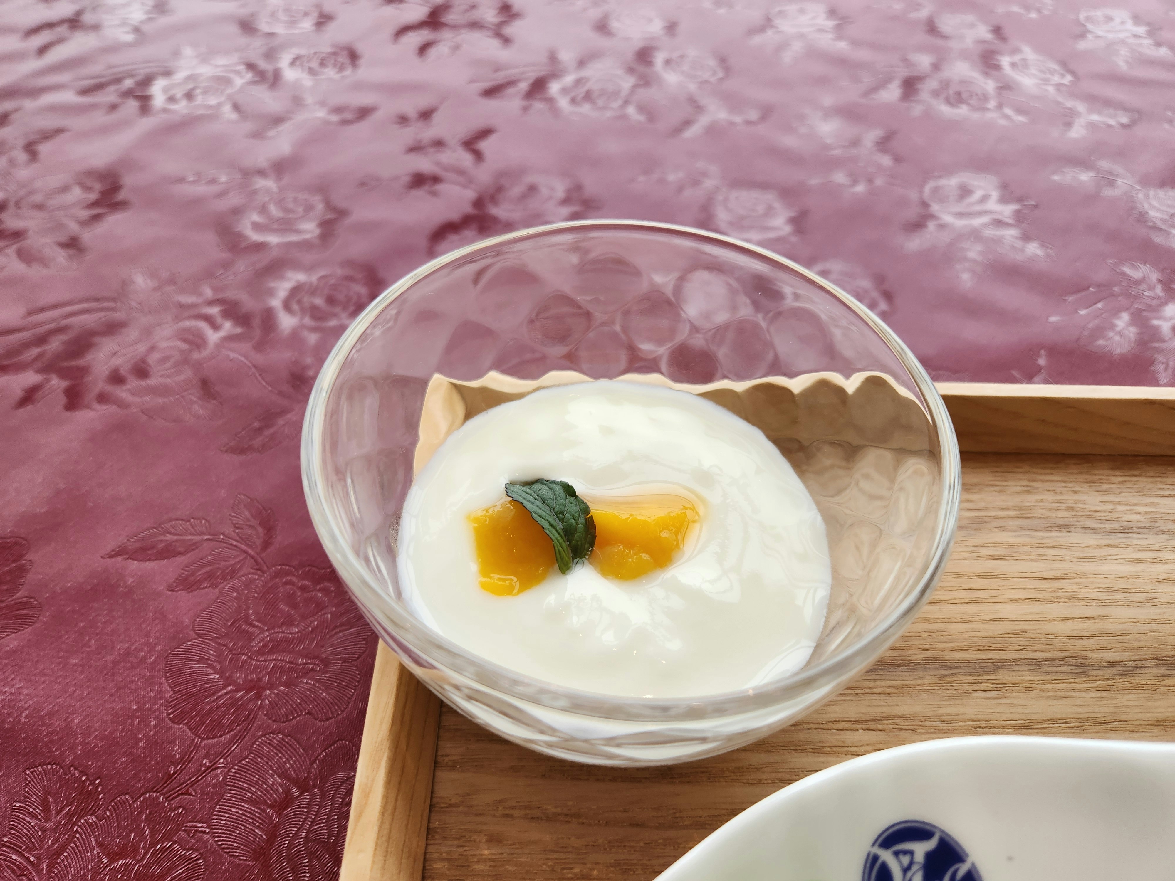 saus putih bergaya telur goreng dengan kuning telur di atas nampan kayu