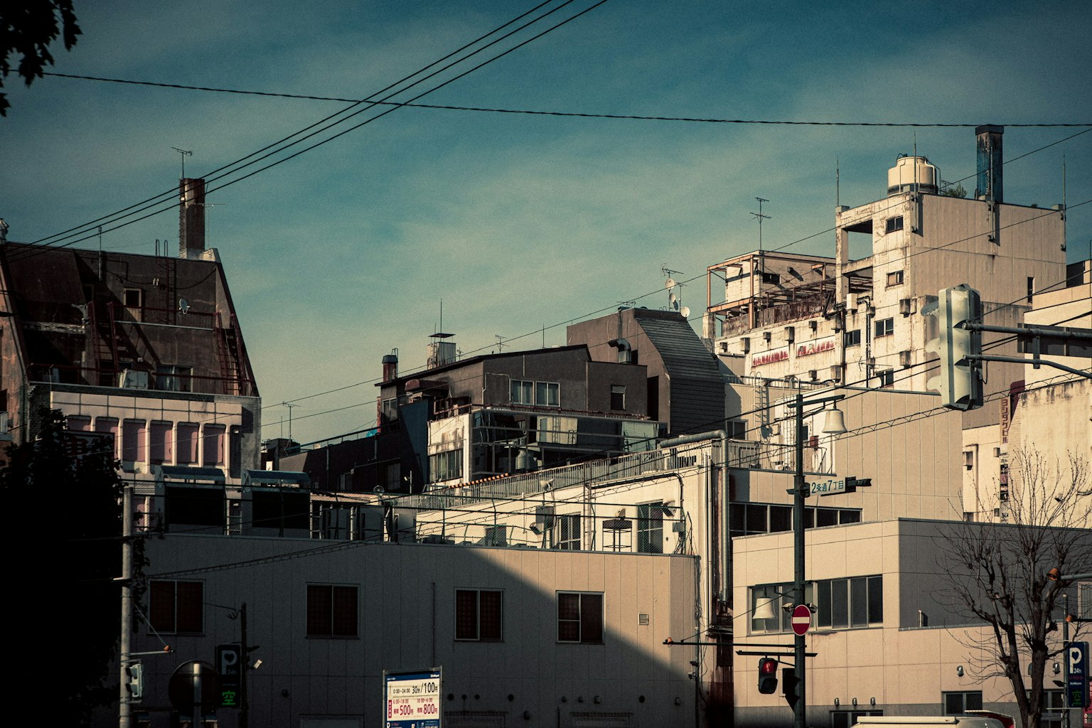 城市風景，混合了舊建築和新建築