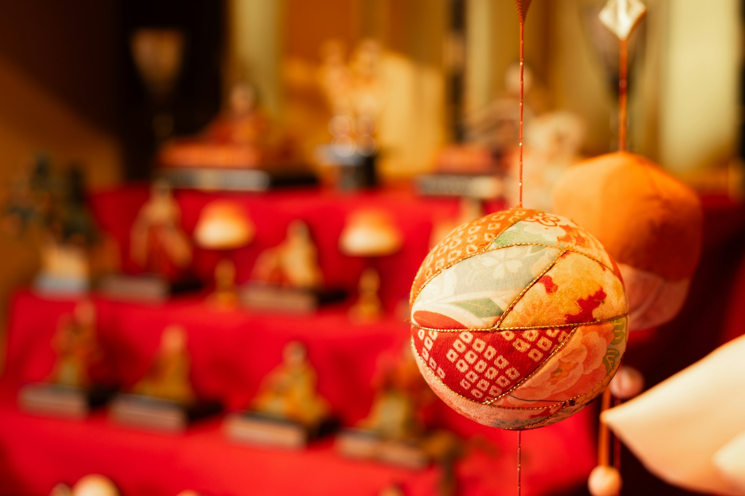 Búp bê Nhật Bản truyền thống được trưng bày trên nền đỏ với những quả cầu trang trí đủ màu