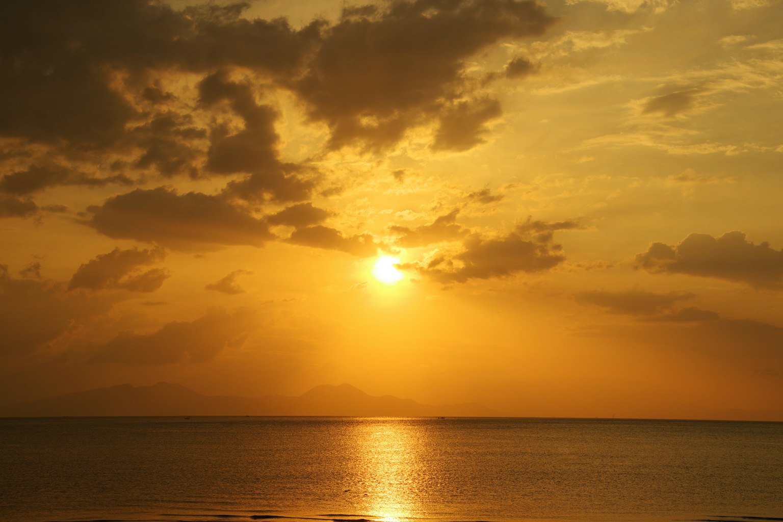 Bellissimo tramonto che si riflette sull'oceano