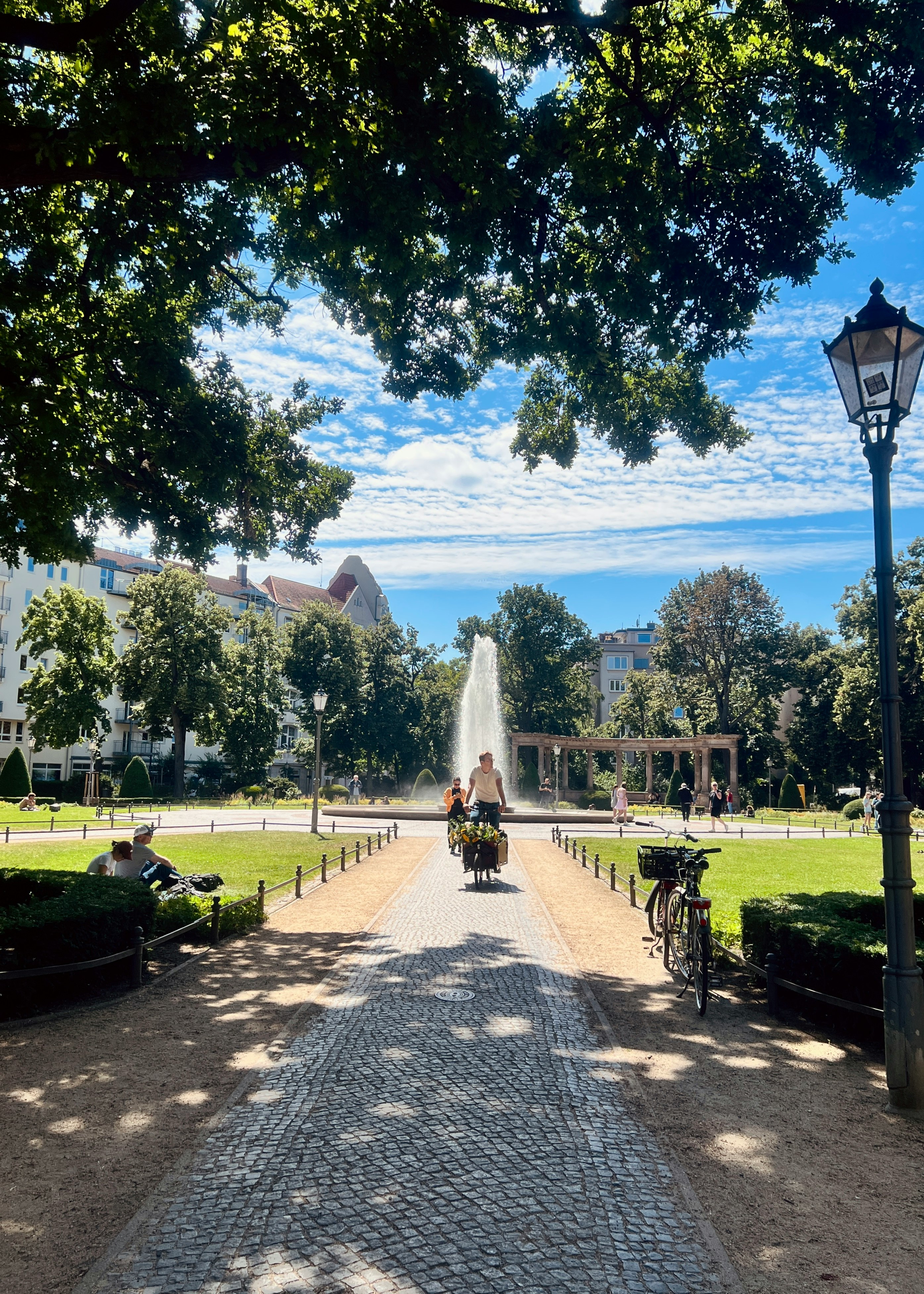 緑の並木と芝生のあるベルリンの公園小道