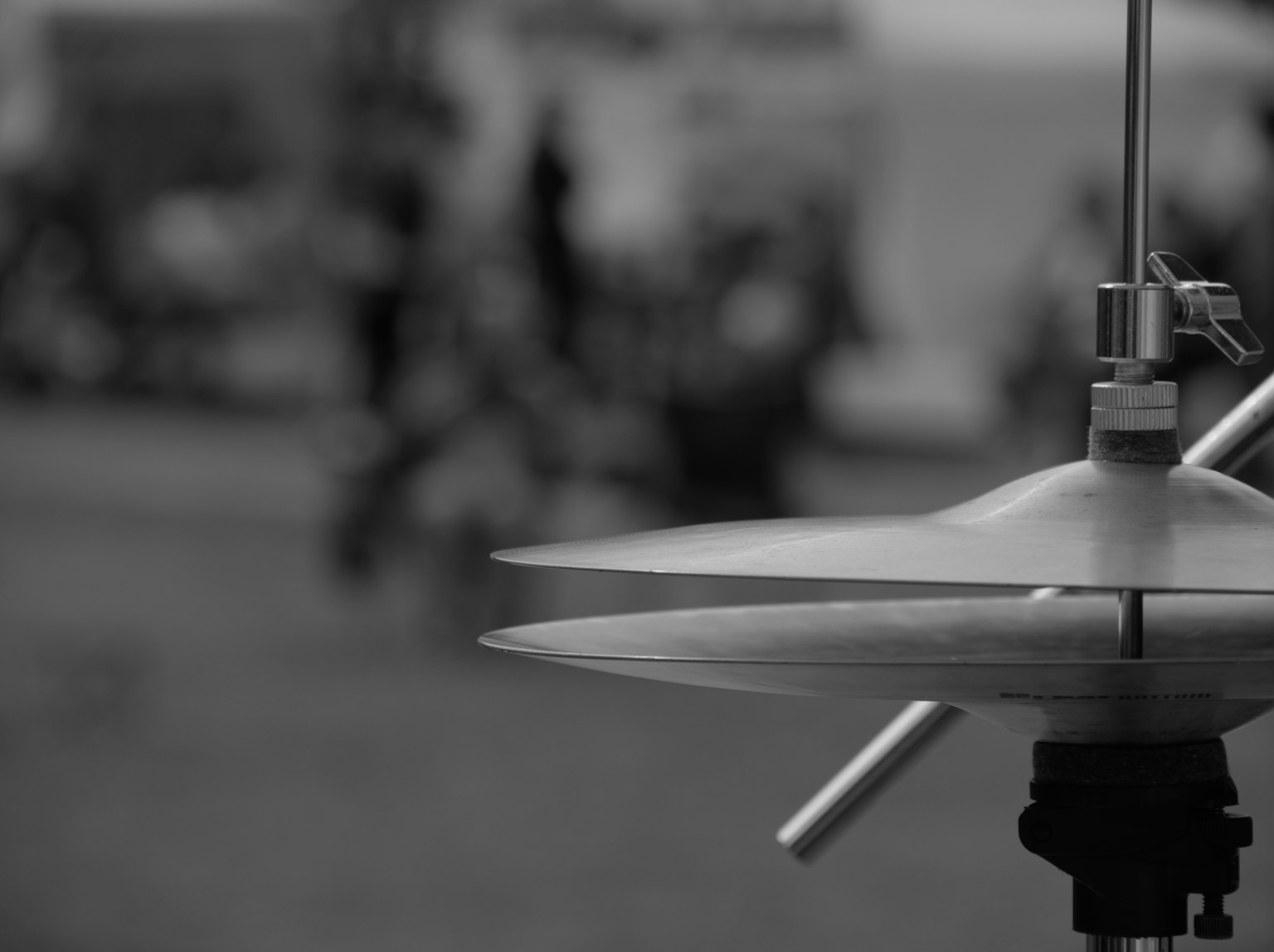 黒と白のシンバルが焦点の写真 背景には人々がいる