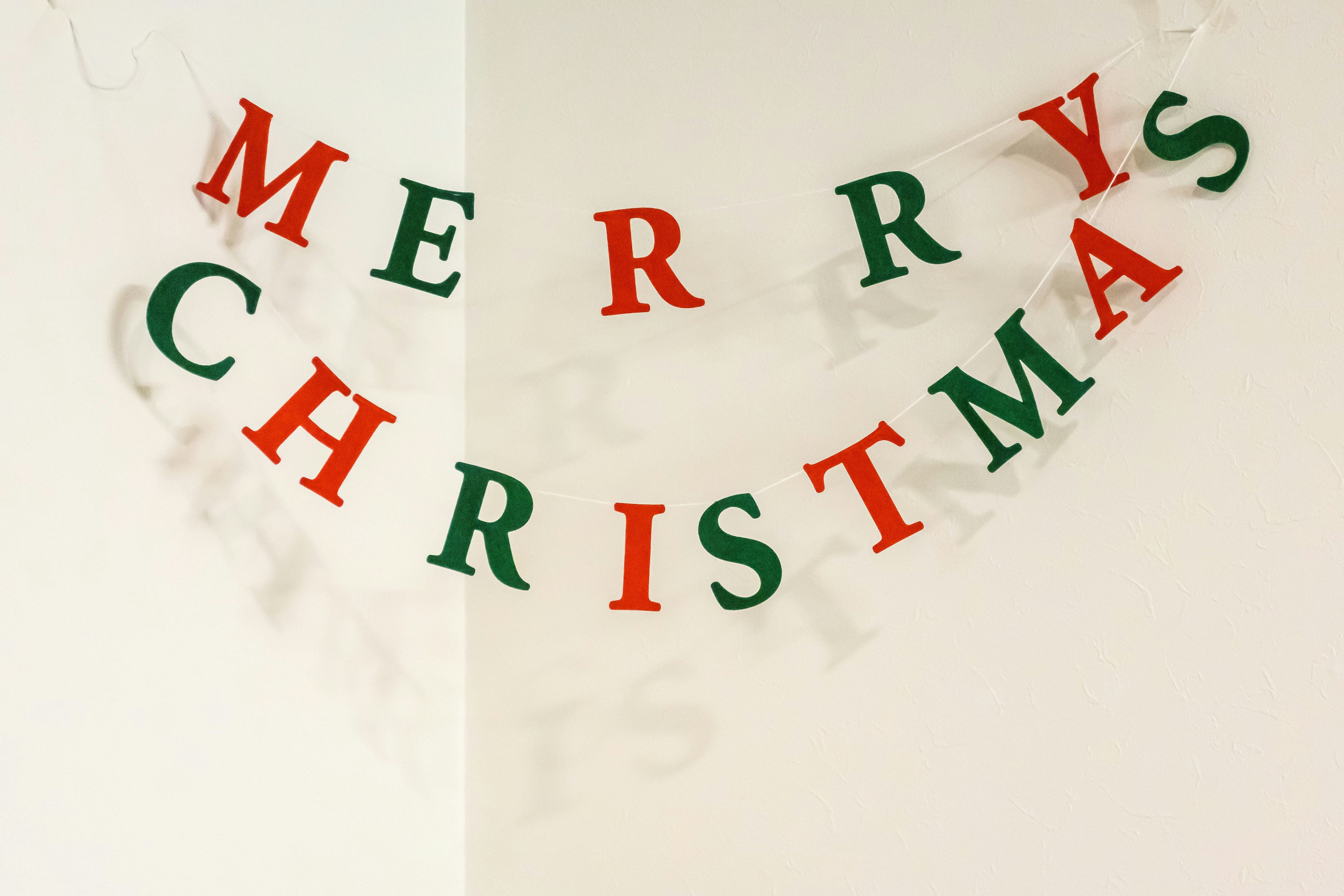 「MERRY CHRISTMAS」文字の飾りつけ背景画像