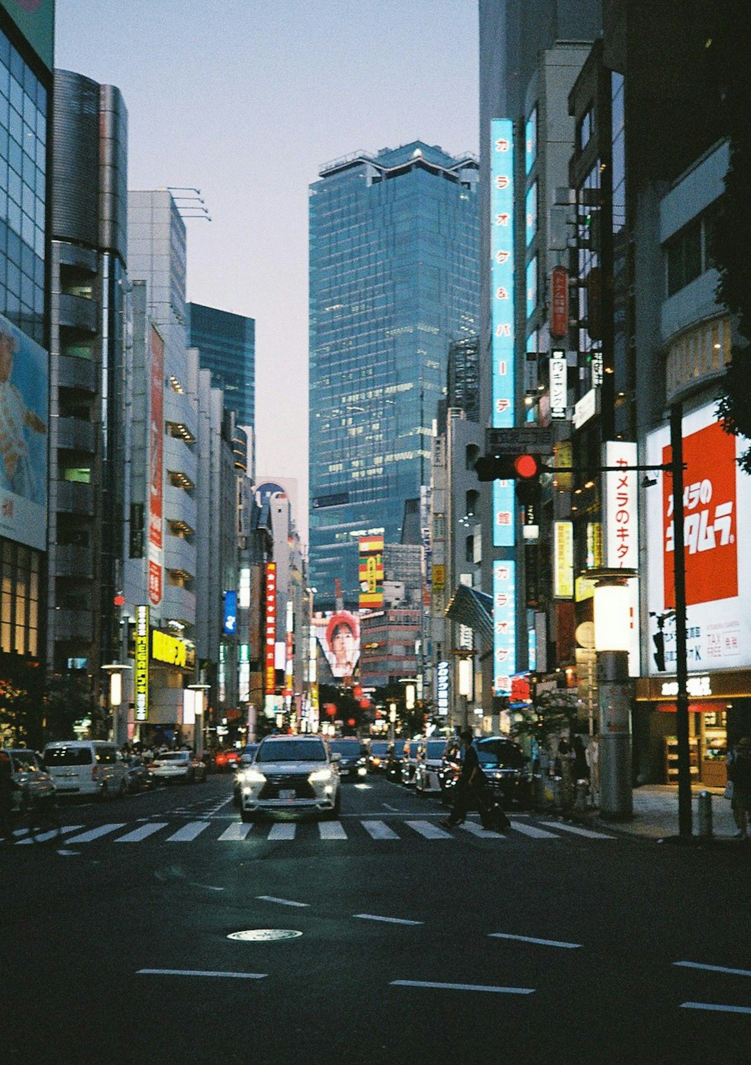 城市街景，摩天大楼和夜间灯光