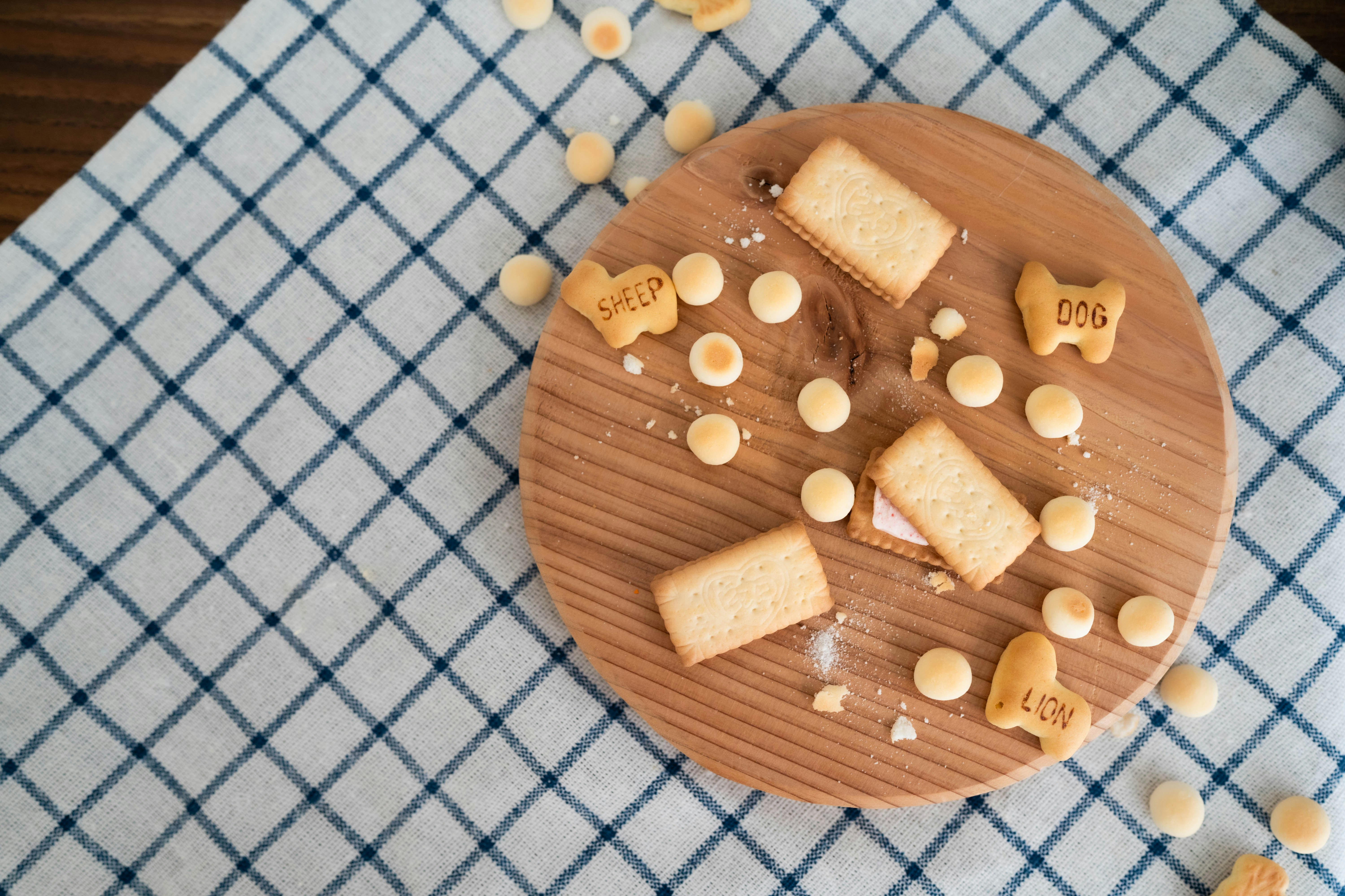星座の形のクッキーとお菓子が並ぶテーブル