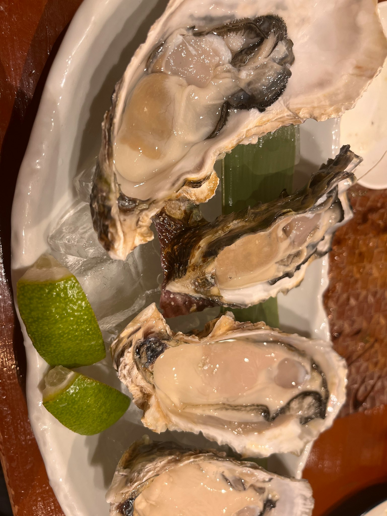 新鲜生蚝盘和青柠片