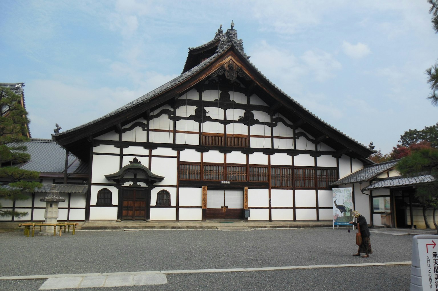 Architecture japonaise traditionnelle avec une grande façade blanche et des détails en bois complexes