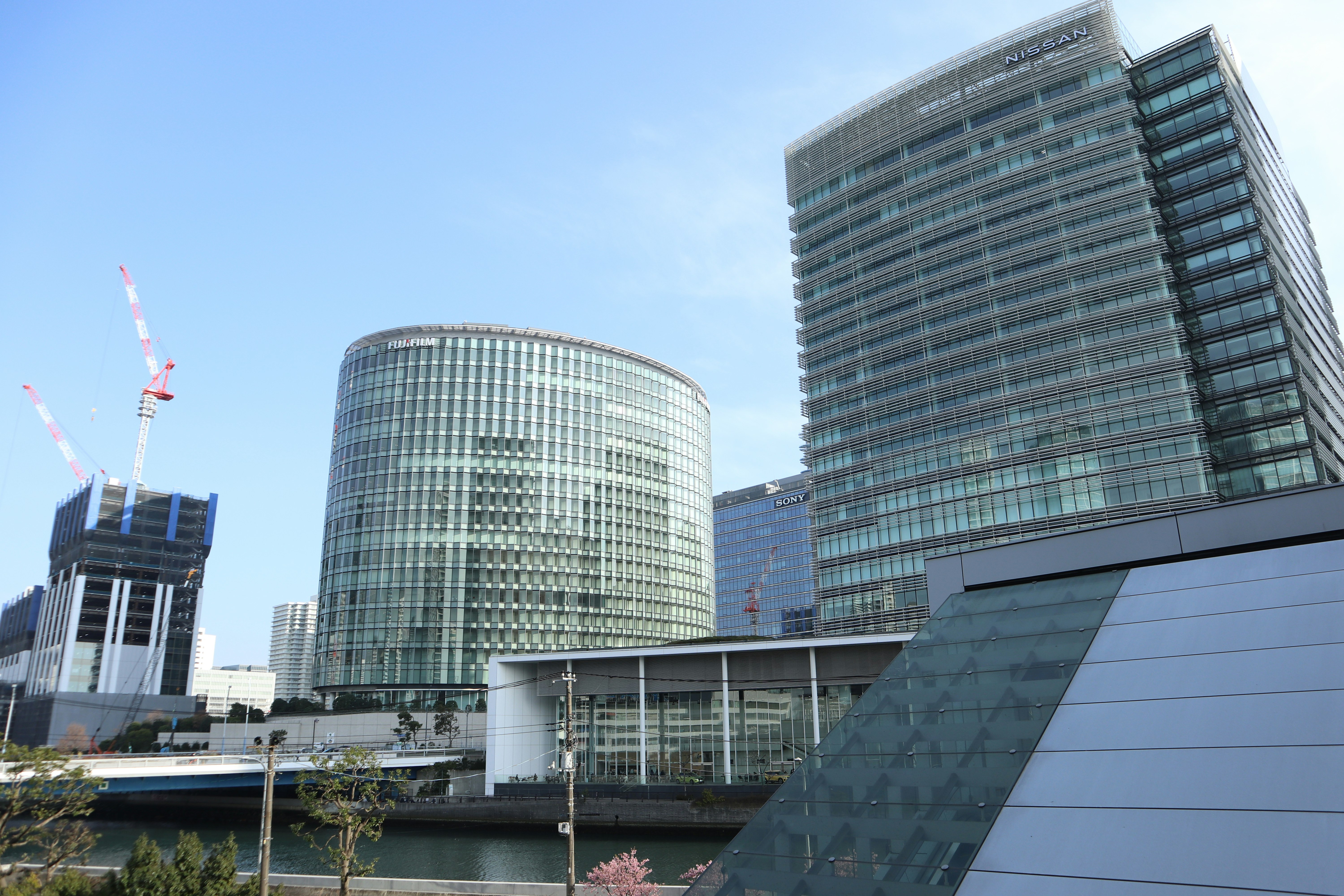 近代的なビル群と青空の風景