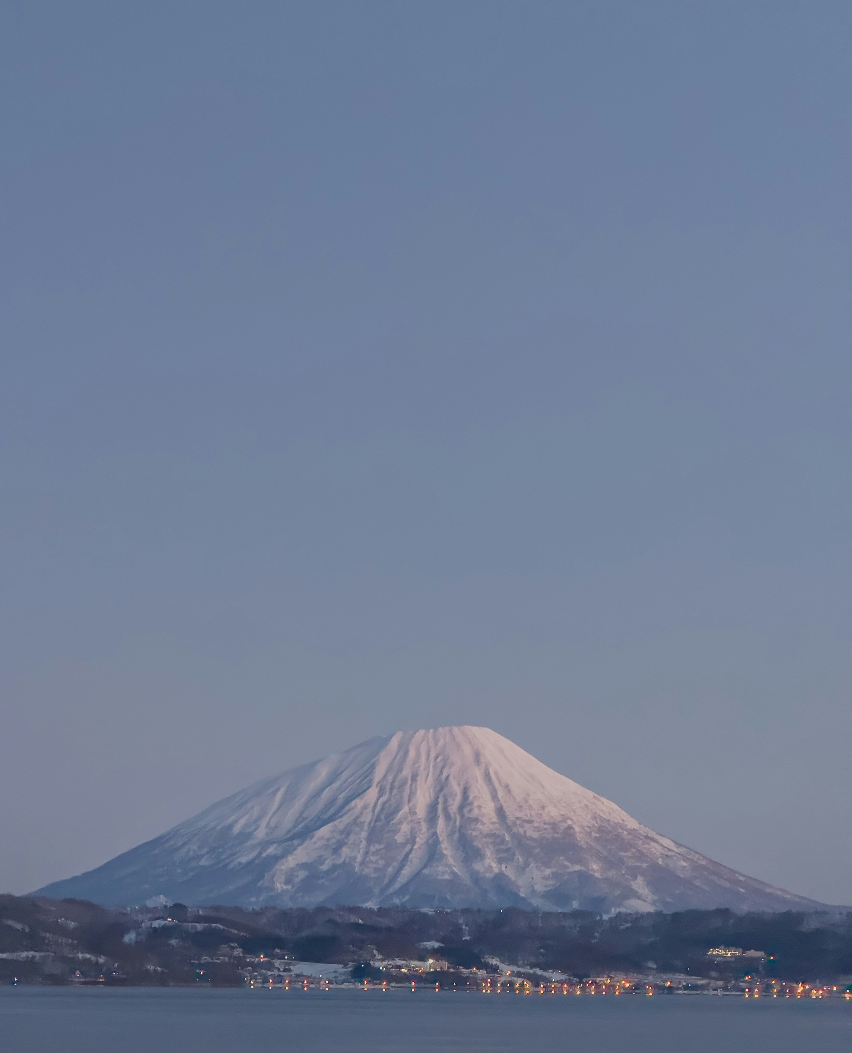 北海道・羊蹄山と洞爺湖の夜景