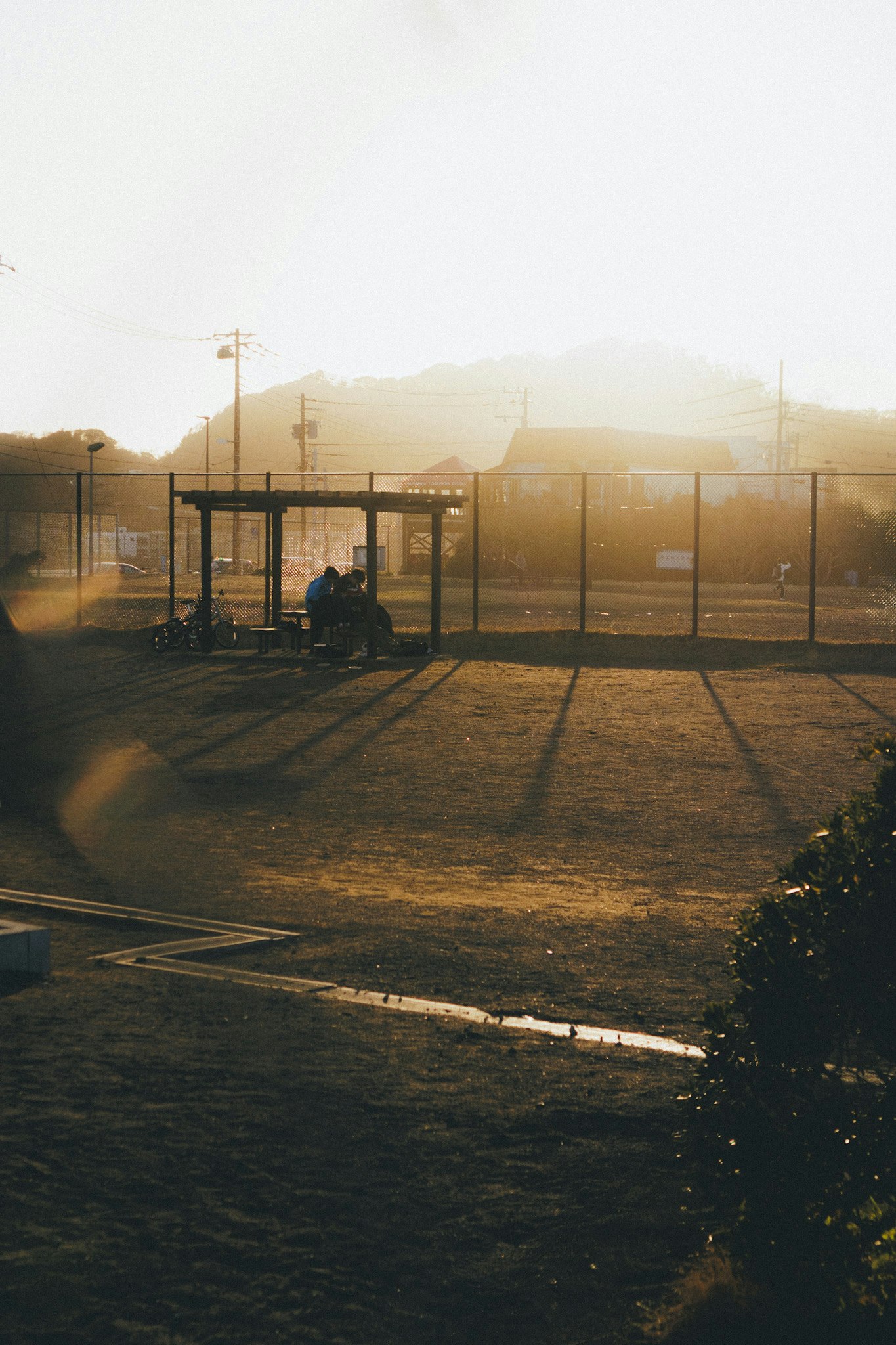 terrain de sport extérieur clôturé par la lumière du coucher de soleil