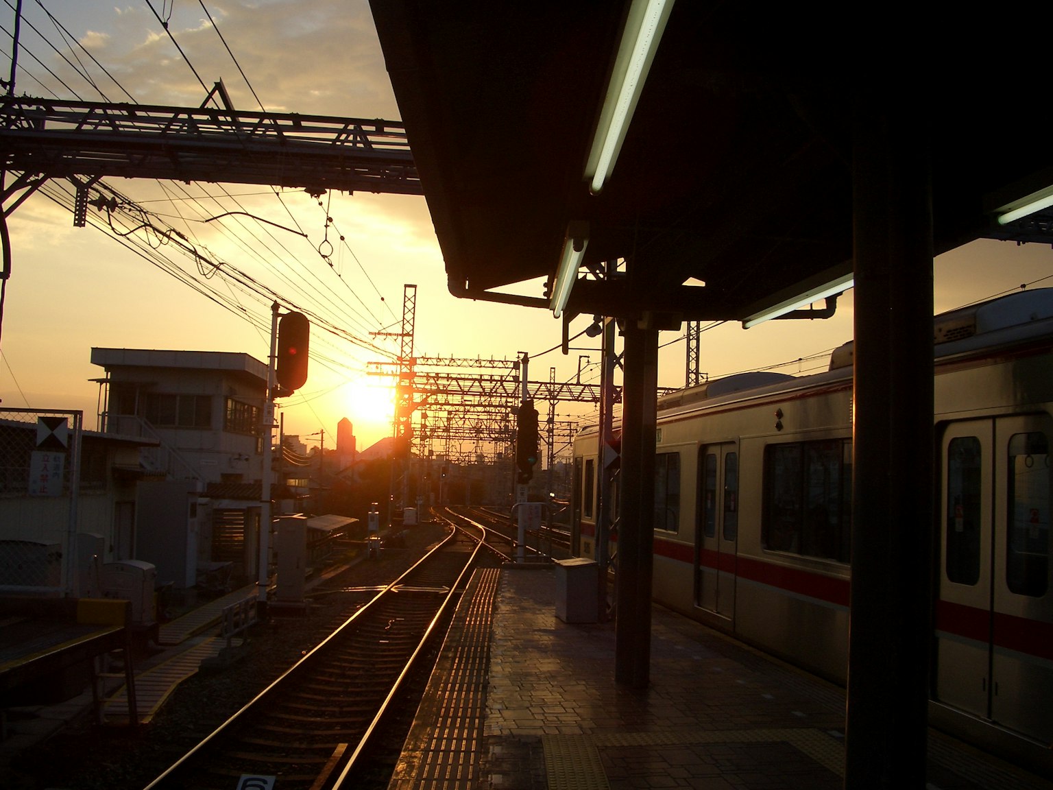夕阳下的火车站平台和铁轨