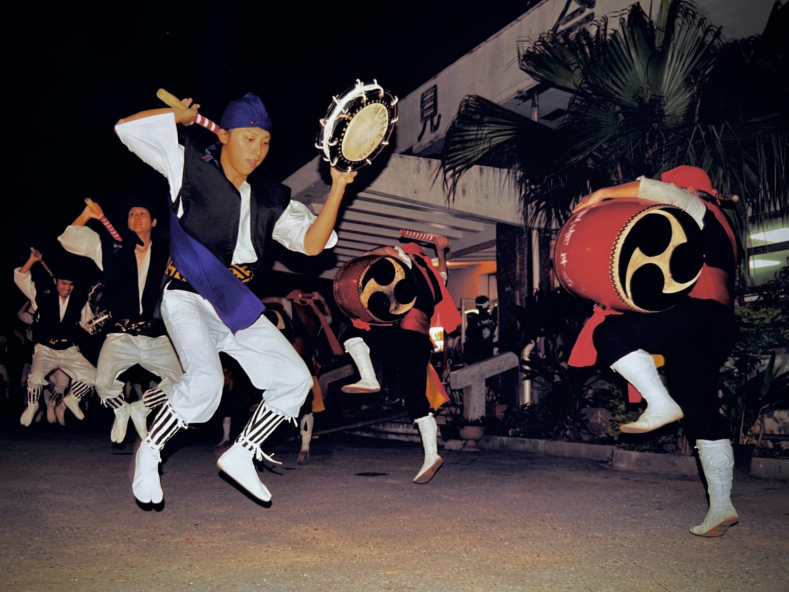 Gruppo di persone che eseguono una danza tradizionale di notte