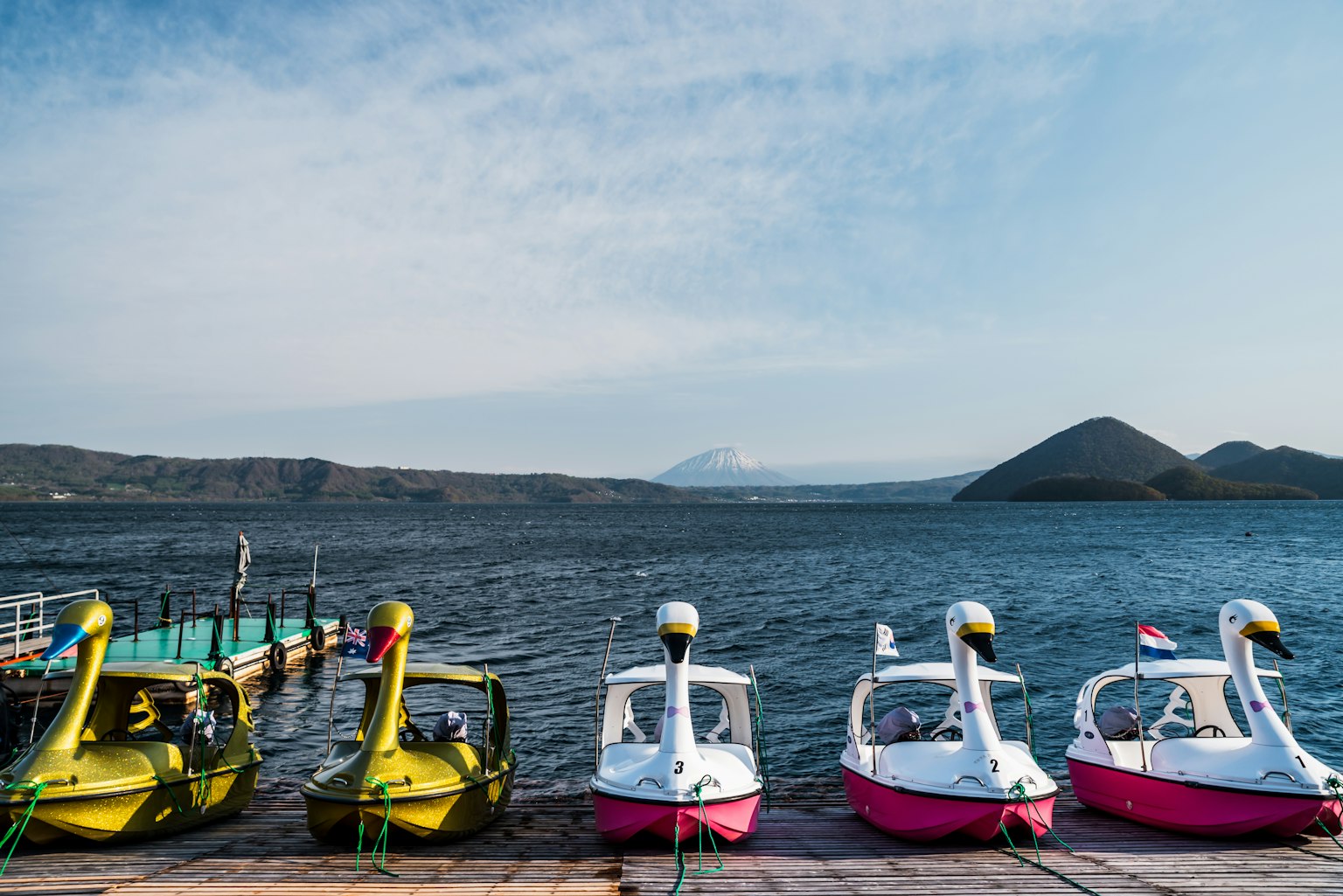Perahu berbentuk angsa di danau dengan pemandangan Gunung Fuji