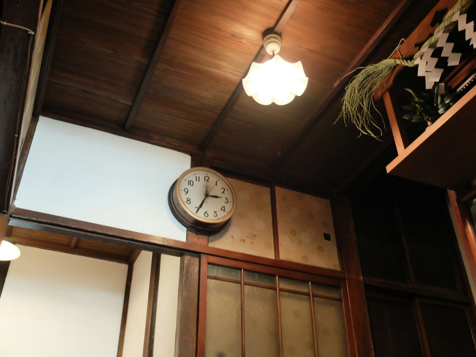 傳統日本室內，木質天花板和復古時鐘